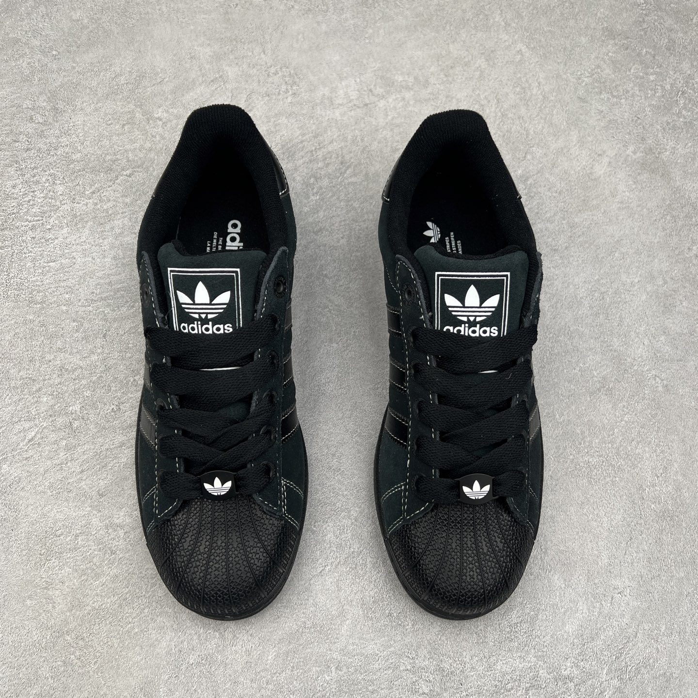 图片[2]-AD Originals Superstar 经典复古贝壳头板鞋 JH5470 诞生于1969年 是第一双将全皮面鞋 身与橡胶鞋头结合在一起的低帮篮球鞋 Superstar最开始 是作为高帮篮球鞋Pro Model的低帮版本而出现的 但因为其独特和醒目的橡胶鞋头造型而让大家熟知 被大家形象地称为\\\”shelltoe\\\”贝壳头 在70年代的美国职业篮球场上 接近3/4的NBA球员都将这双Superstar作为场上用鞋 80年代之后 经过不断的改良和发展 Superstar逐渐成为横跨时装、音乐、街头文化、休闲和运动等各大领域的时尚潮鞋 尺码：36 36.5 37 38 38.5 39 40 40.5 41 42 42.5 43 44 44.5 45-选品中心