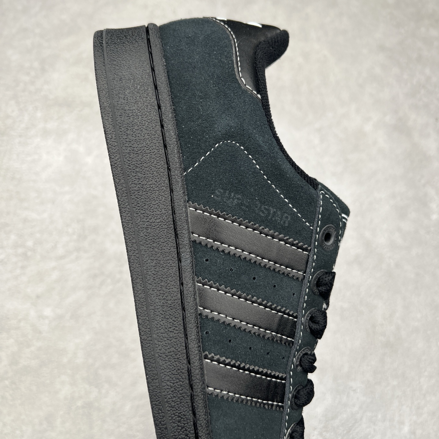 图片[6]-AD Originals Superstar 经典复古贝壳头板鞋 JH5470 诞生于1969年 是第一双将全皮面鞋 身与橡胶鞋头结合在一起的低帮篮球鞋 Superstar最开始 是作为高帮篮球鞋Pro Model的低帮版本而出现的 但因为其独特和醒目的橡胶鞋头造型而让大家熟知 被大家形象地称为\\\”shelltoe\\\”贝壳头 在70年代的美国职业篮球场上 接近3/4的NBA球员都将这双Superstar作为场上用鞋 80年代之后 经过不断的改良和发展 Superstar逐渐成为横跨时装、音乐、街头文化、休闲和运动等各大领域的时尚潮鞋 尺码：36 36.5 37 38 38.5 39 40 40.5 41 42 42.5 43 44 44.5 45-选品中心