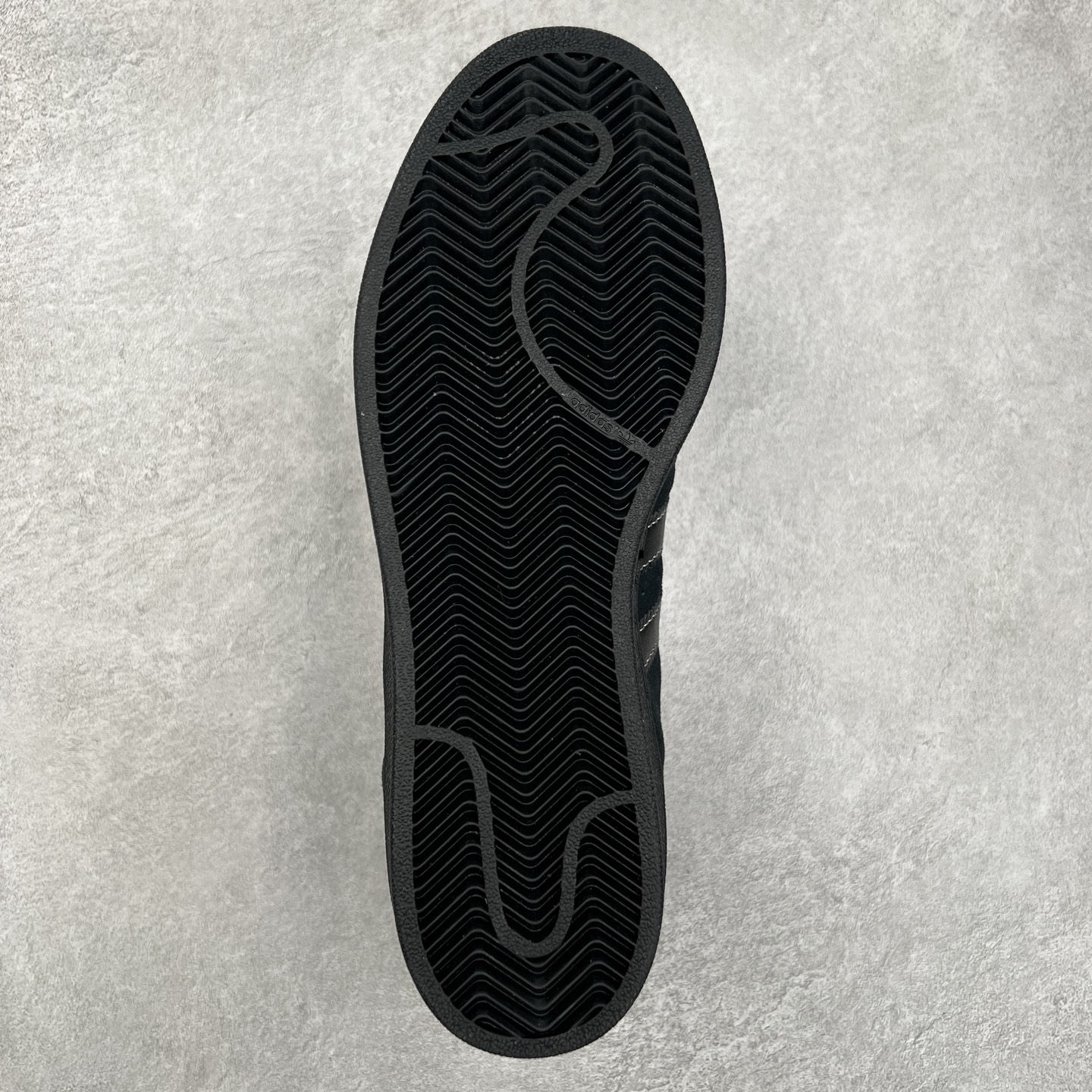 图片[9]-AD Originals Superstar 经典复古贝壳头板鞋 JH5470 诞生于1969年 是第一双将全皮面鞋 身与橡胶鞋头结合在一起的低帮篮球鞋 Superstar最开始 是作为高帮篮球鞋Pro Model的低帮版本而出现的 但因为其独特和醒目的橡胶鞋头造型而让大家熟知 被大家形象地称为\\\”shelltoe\\\”贝壳头 在70年代的美国职业篮球场上 接近3/4的NBA球员都将这双Superstar作为场上用鞋 80年代之后 经过不断的改良和发展 Superstar逐渐成为横跨时装、音乐、街头文化、休闲和运动等各大领域的时尚潮鞋 尺码：36 36.5 37 38 38.5 39 40 40.5 41 42 42.5 43 44 44.5 45-选品中心