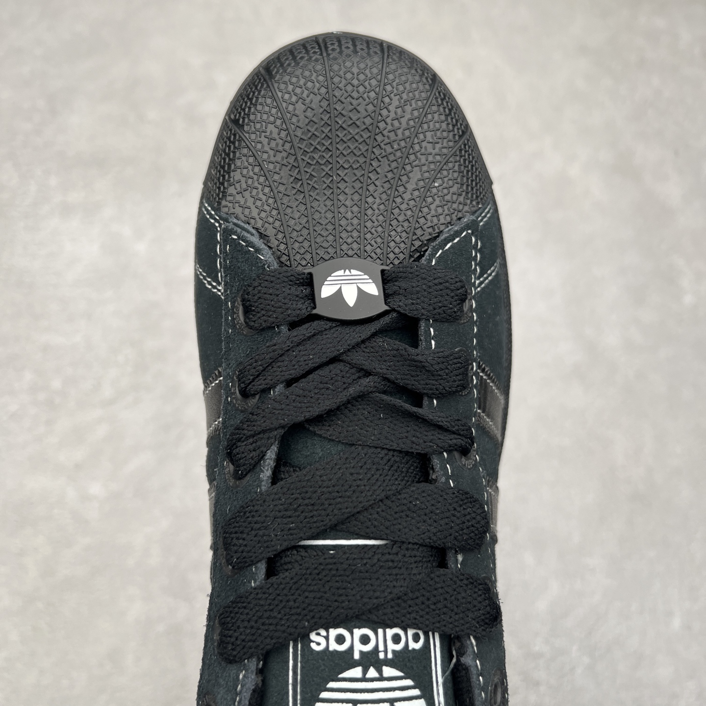 图片[4]-AD Originals Superstar 经典复古贝壳头板鞋 JH5470 诞生于1969年 是第一双将全皮面鞋 身与橡胶鞋头结合在一起的低帮篮球鞋 Superstar最开始 是作为高帮篮球鞋Pro Model的低帮版本而出现的 但因为其独特和醒目的橡胶鞋头造型而让大家熟知 被大家形象地称为\\\”shelltoe\\\”贝壳头 在70年代的美国职业篮球场上 接近3/4的NBA球员都将这双Superstar作为场上用鞋 80年代之后 经过不断的改良和发展 Superstar逐渐成为横跨时装、音乐、街头文化、休闲和运动等各大领域的时尚潮鞋 尺码：36 36.5 37 38 38.5 39 40 40.5 41 42 42.5 43 44 44.5 45-选品中心