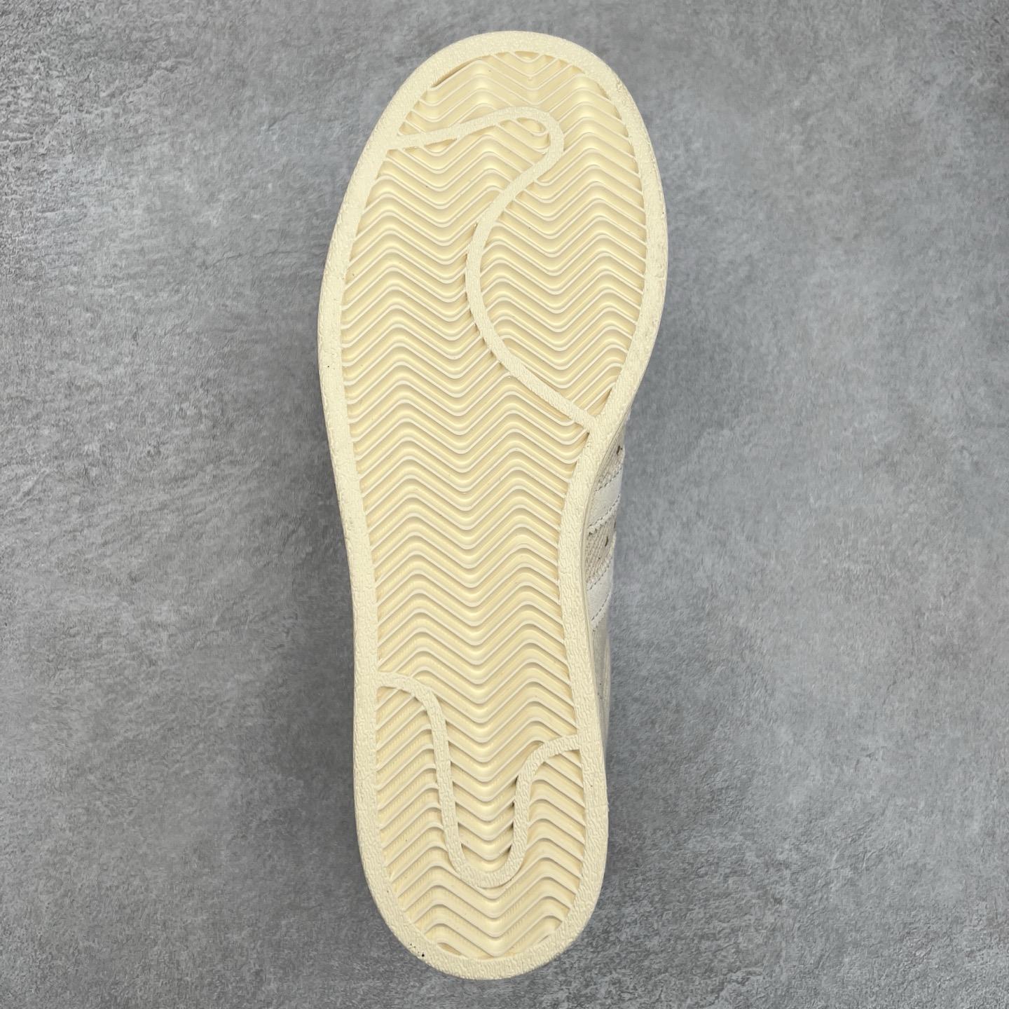 图片[9]-AD Originals Superstar 经典复古贝壳头板鞋 GY8800 诞生于1969年 是第一双将全皮面鞋 身与橡胶鞋头结合在一起的低帮篮球鞋 Superstar最开始 是作为高帮篮球鞋Pro Model的低帮版本而出现的 但因为其独特和醒目的橡胶鞋头造型而让大家熟知 被大家形象地称为\\\”shelltoe\\\”贝壳头 在70年代的美国职业篮球场上 接近3/4的NBA球员都将这双Superstar作为场上用鞋 80年代之后 经过不断的改良和发展 Superstar逐渐成为横跨时装、音乐、街头文化、休闲和运动等各大领域的时尚潮鞋 尺码：36 36.5 37 38 38.5 39 40 40.5 41 42 42.5 43 44 44.5 45-选品中心