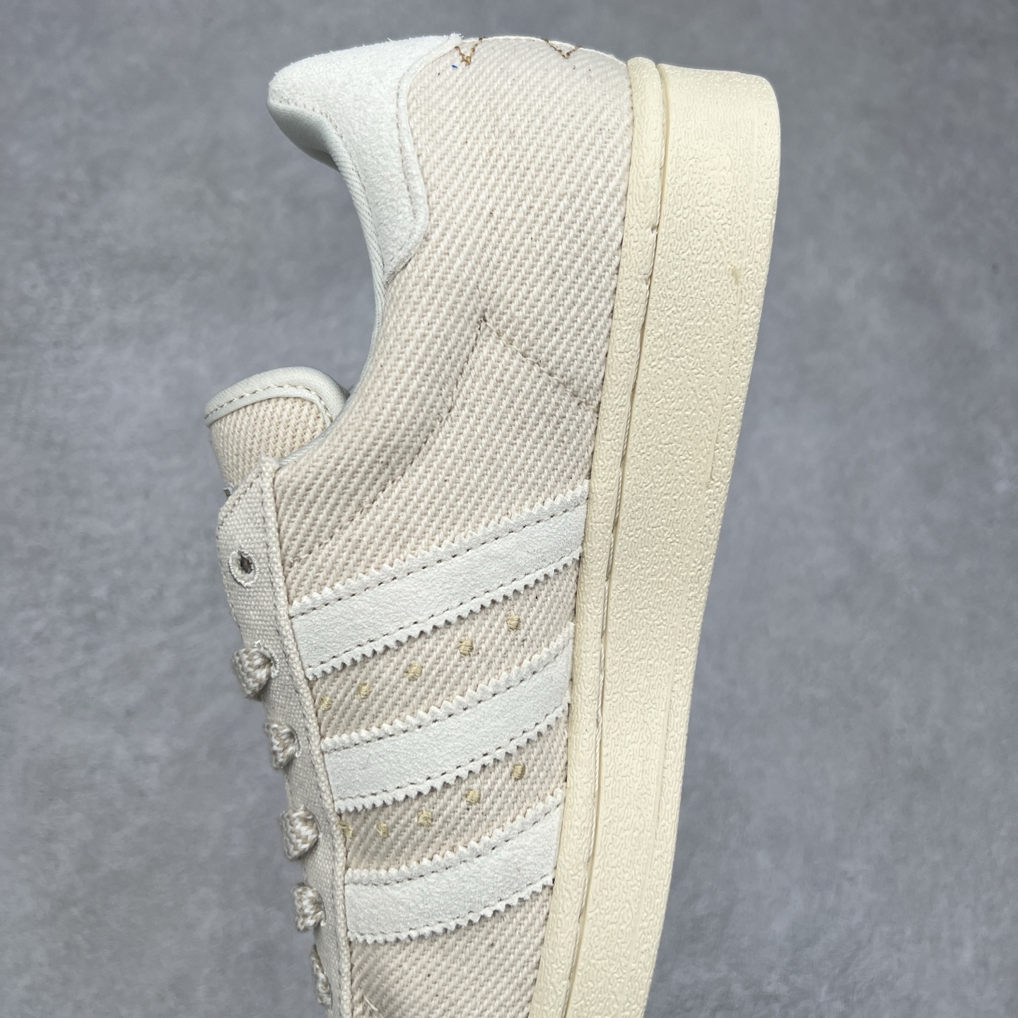 图片[7]-AD Originals Superstar 经典复古贝壳头板鞋 GY8800 诞生于1969年 是第一双将全皮面鞋 身与橡胶鞋头结合在一起的低帮篮球鞋 Superstar最开始 是作为高帮篮球鞋Pro Model的低帮版本而出现的 但因为其独特和醒目的橡胶鞋头造型而让大家熟知 被大家形象地称为\\\”shelltoe\\\”贝壳头 在70年代的美国职业篮球场上 接近3/4的NBA球员都将这双Superstar作为场上用鞋 80年代之后 经过不断的改良和发展 Superstar逐渐成为横跨时装、音乐、街头文化、休闲和运动等各大领域的时尚潮鞋 尺码：36 36.5 37 38 38.5 39 40 40.5 41 42 42.5 43 44 44.5 45-选品中心