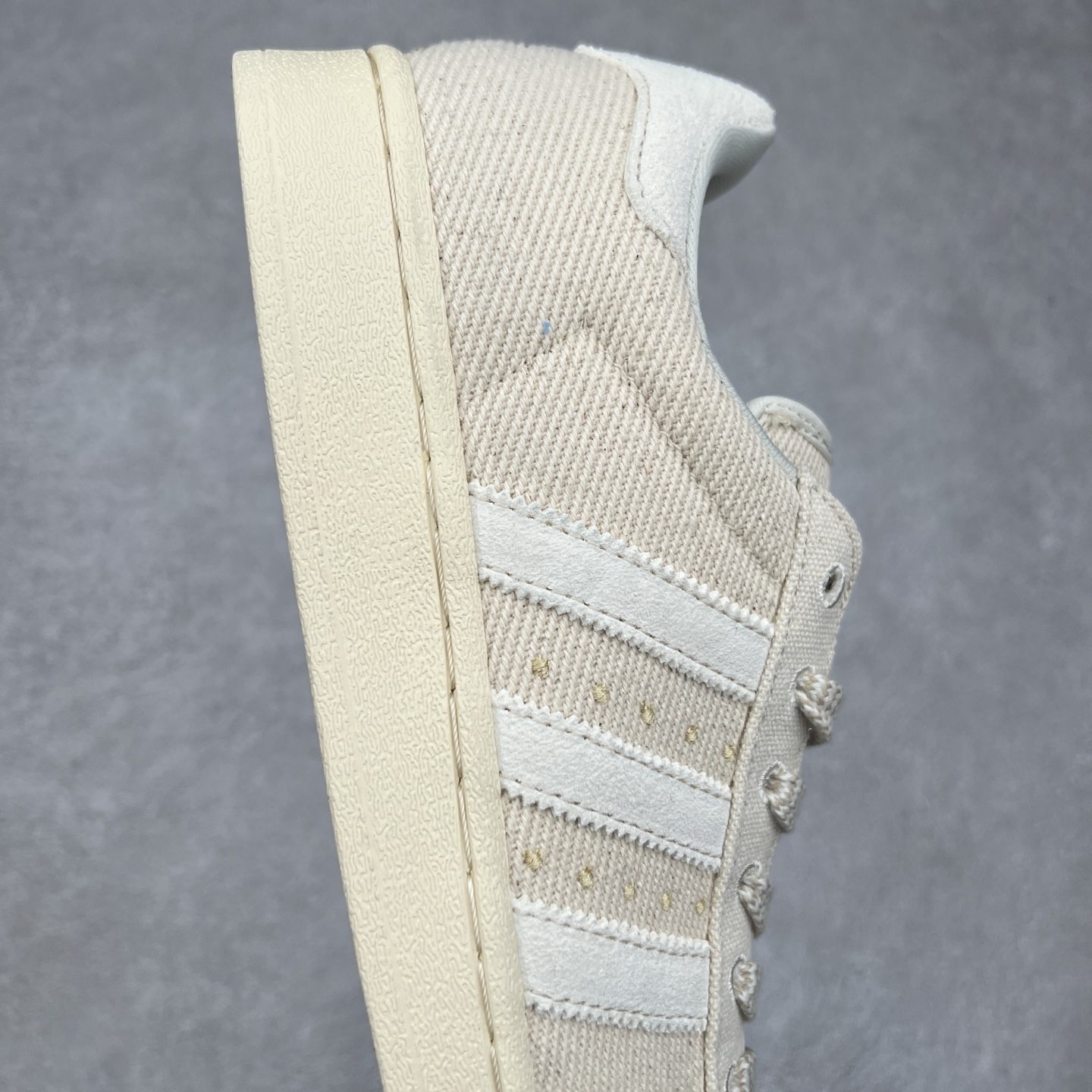 图片[6]-AD Originals Superstar 经典复古贝壳头板鞋 GY8800 诞生于1969年 是第一双将全皮面鞋 身与橡胶鞋头结合在一起的低帮篮球鞋 Superstar最开始 是作为高帮篮球鞋Pro Model的低帮版本而出现的 但因为其独特和醒目的橡胶鞋头造型而让大家熟知 被大家形象地称为\\\”shelltoe\\\”贝壳头 在70年代的美国职业篮球场上 接近3/4的NBA球员都将这双Superstar作为场上用鞋 80年代之后 经过不断的改良和发展 Superstar逐渐成为横跨时装、音乐、街头文化、休闲和运动等各大领域的时尚潮鞋 尺码：36 36.5 37 38 38.5 39 40 40.5 41 42 42.5 43 44 44.5 45-选品中心