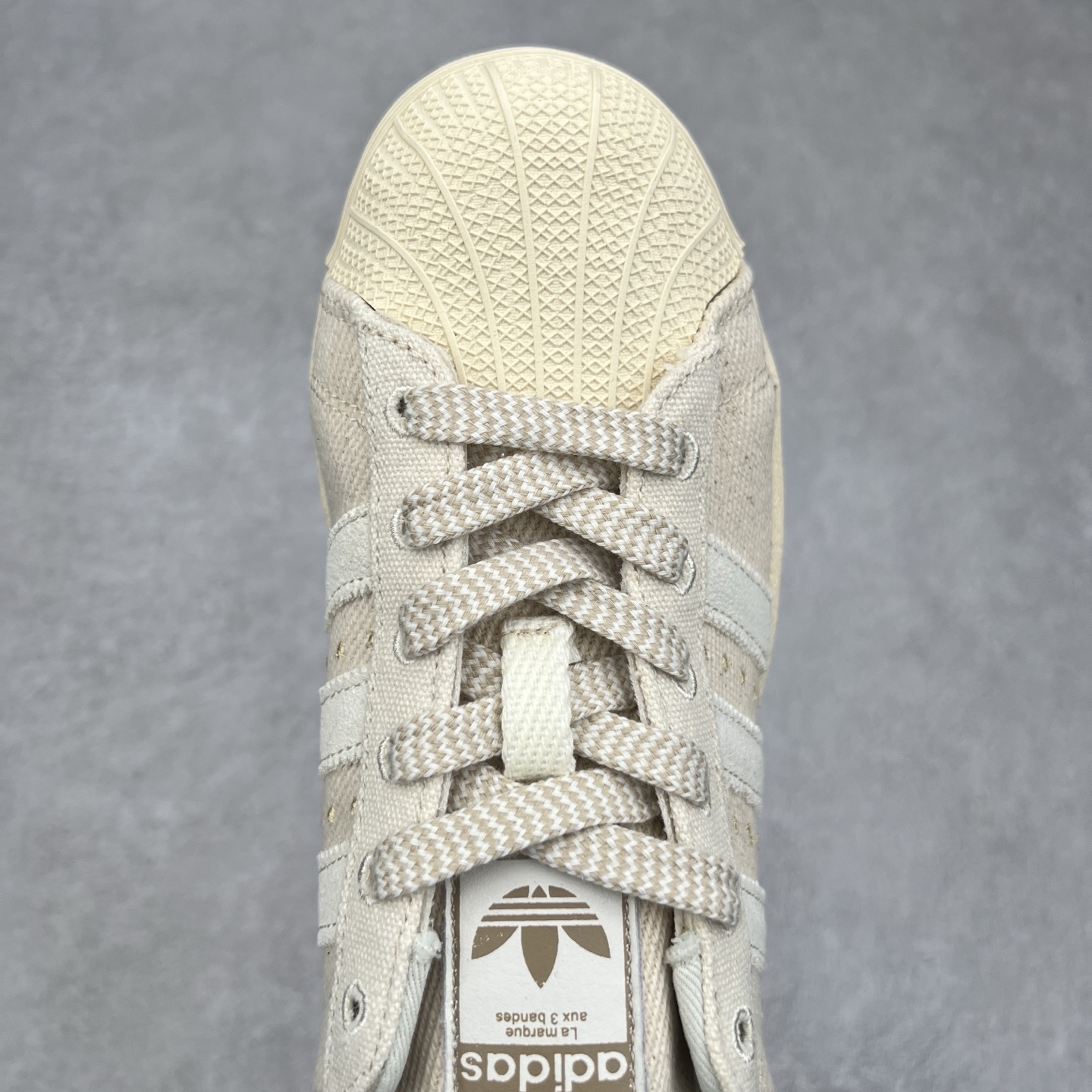 图片[4]-AD Originals Superstar 经典复古贝壳头板鞋 GY8800 诞生于1969年 是第一双将全皮面鞋 身与橡胶鞋头结合在一起的低帮篮球鞋 Superstar最开始 是作为高帮篮球鞋Pro Model的低帮版本而出现的 但因为其独特和醒目的橡胶鞋头造型而让大家熟知 被大家形象地称为\\\”shelltoe\\\”贝壳头 在70年代的美国职业篮球场上 接近3/4的NBA球员都将这双Superstar作为场上用鞋 80年代之后 经过不断的改良和发展 Superstar逐渐成为横跨时装、音乐、街头文化、休闲和运动等各大领域的时尚潮鞋 尺码：36 36.5 37 38 38.5 39 40 40.5 41 42 42.5 43 44 44.5 45-选品中心