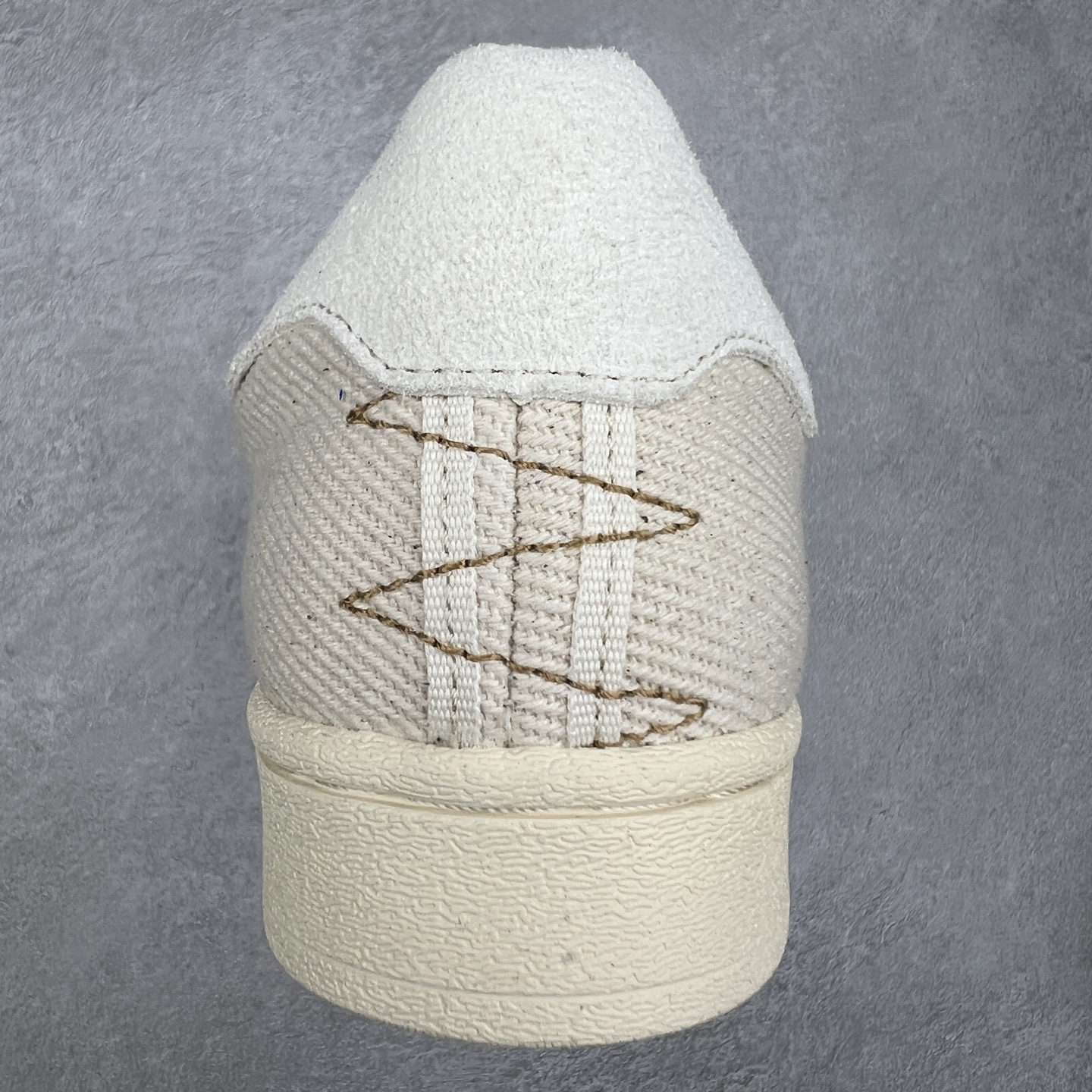 图片[8]-AD Originals Superstar 经典复古贝壳头板鞋 GY8800 诞生于1969年 是第一双将全皮面鞋 身与橡胶鞋头结合在一起的低帮篮球鞋 Superstar最开始 是作为高帮篮球鞋Pro Model的低帮版本而出现的 但因为其独特和醒目的橡胶鞋头造型而让大家熟知 被大家形象地称为\\\”shelltoe\\\”贝壳头 在70年代的美国职业篮球场上 接近3/4的NBA球员都将这双Superstar作为场上用鞋 80年代之后 经过不断的改良和发展 Superstar逐渐成为横跨时装、音乐、街头文化、休闲和运动等各大领域的时尚潮鞋 尺码：36 36.5 37 38 38.5 39 40 40.5 41 42 42.5 43 44 44.5 45-选品中心