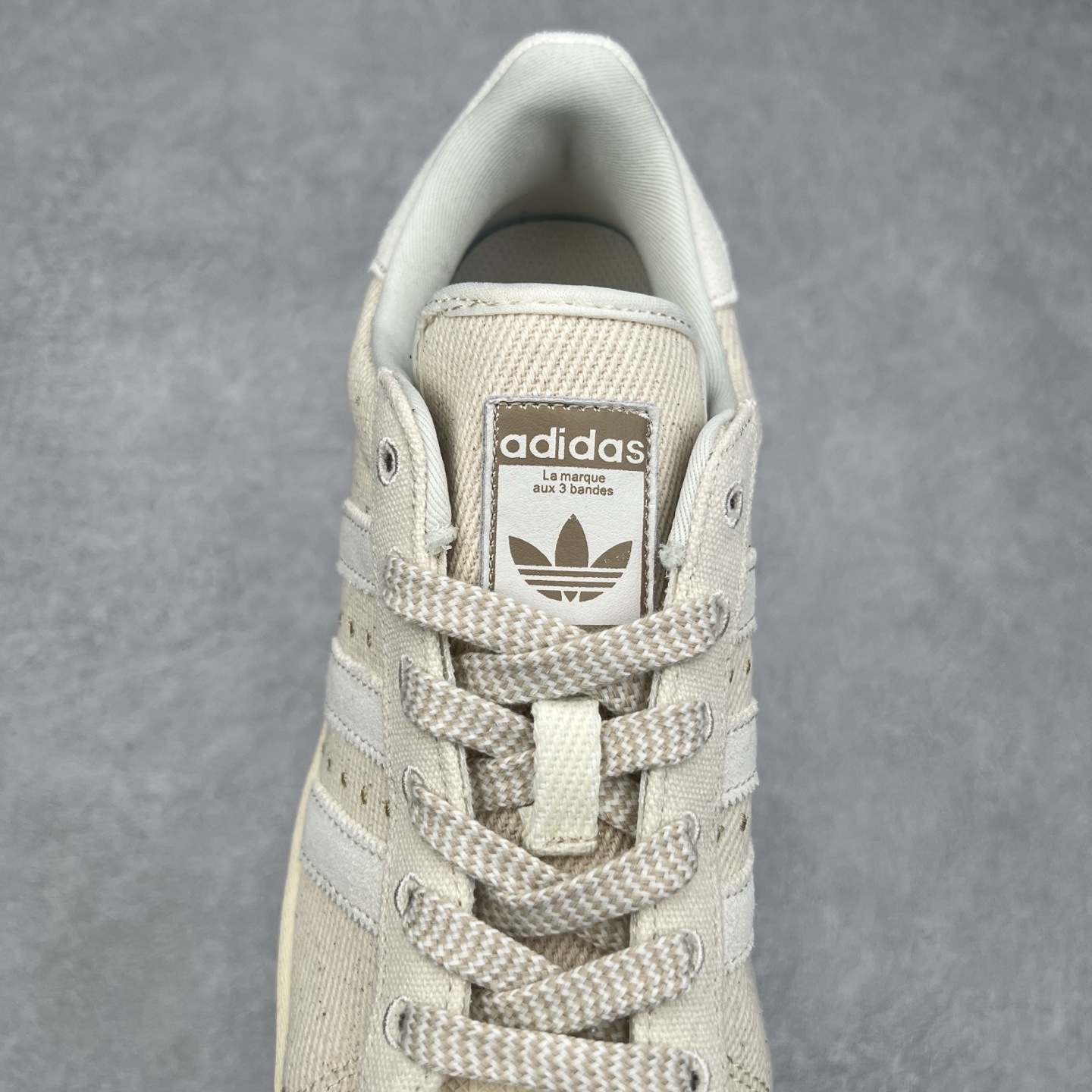 图片[5]-AD Originals Superstar 经典复古贝壳头板鞋 GY8800 诞生于1969年 是第一双将全皮面鞋 身与橡胶鞋头结合在一起的低帮篮球鞋 Superstar最开始 是作为高帮篮球鞋Pro Model的低帮版本而出现的 但因为其独特和醒目的橡胶鞋头造型而让大家熟知 被大家形象地称为\\\”shelltoe\\\”贝壳头 在70年代的美国职业篮球场上 接近3/4的NBA球员都将这双Superstar作为场上用鞋 80年代之后 经过不断的改良和发展 Superstar逐渐成为横跨时装、音乐、街头文化、休闲和运动等各大领域的时尚潮鞋 尺码：36 36.5 37 38 38.5 39 40 40.5 41 42 42.5 43 44 44.5 45-选品中心