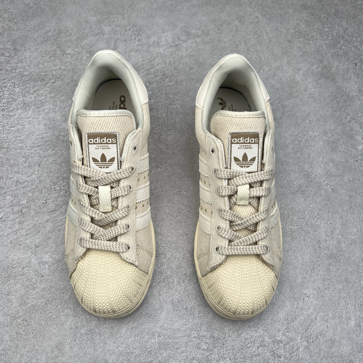 图片[2]-AD Originals Superstar 经典复古贝壳头板鞋 GY8800 诞生于1969年 是第一双将全皮面鞋 身与橡胶鞋头结合在一起的低帮篮球鞋 Superstar最开始 是作为高帮篮球鞋Pro Model的低帮版本而出现的 但因为其独特和醒目的橡胶鞋头造型而让大家熟知 被大家形象地称为\\\”shelltoe\\\”贝壳头 在70年代的美国职业篮球场上 接近3/4的NBA球员都将这双Superstar作为场上用鞋 80年代之后 经过不断的改良和发展 Superstar逐渐成为横跨时装、音乐、街头文化、休闲和运动等各大领域的时尚潮鞋 尺码：36 36.5 37 38 38.5 39 40 40.5 41 42 42.5 43 44 44.5 45-选品中心