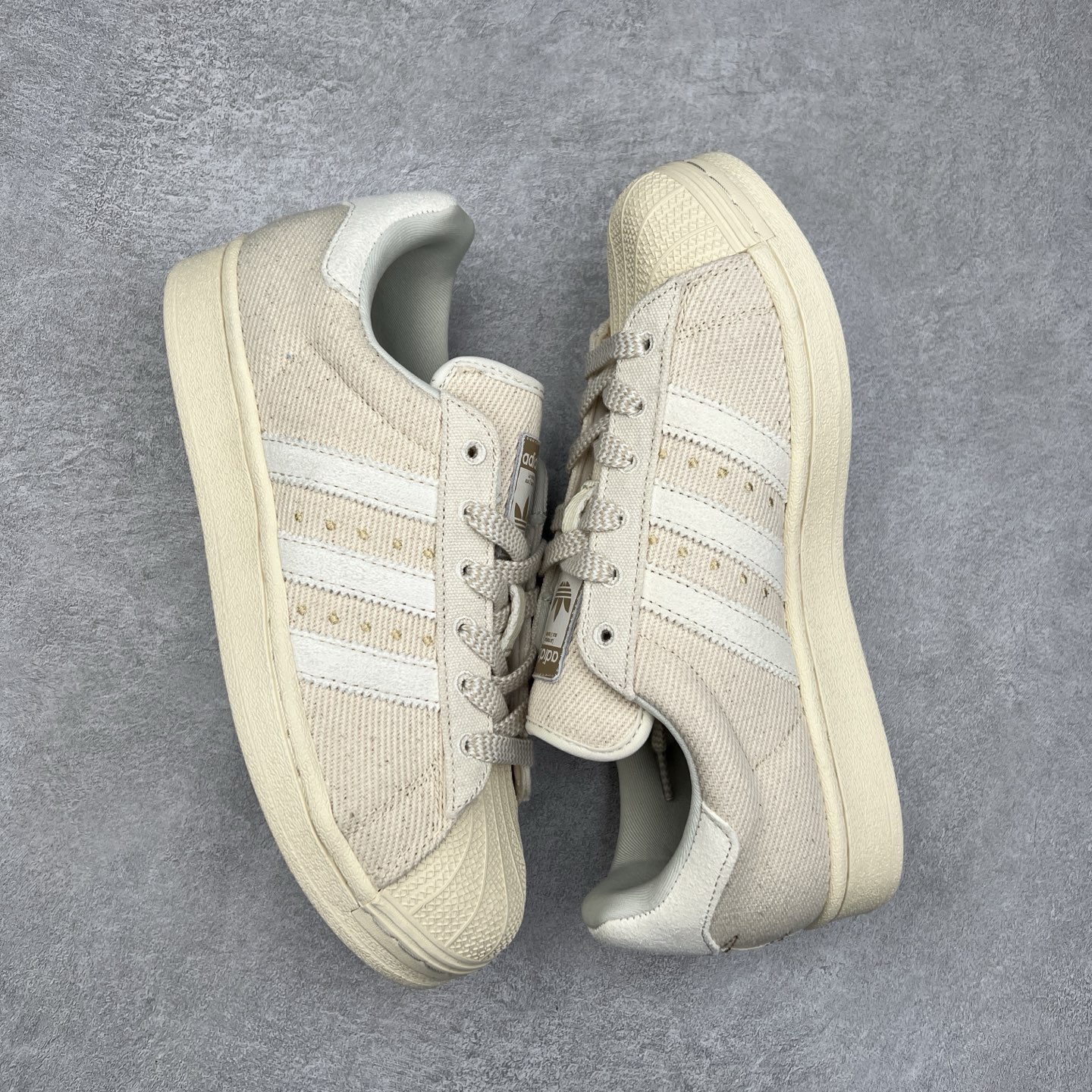 图片[3]-AD Originals Superstar 经典复古贝壳头板鞋 GY8800 诞生于1969年 是第一双将全皮面鞋 身与橡胶鞋头结合在一起的低帮篮球鞋 Superstar最开始 是作为高帮篮球鞋Pro Model的低帮版本而出现的 但因为其独特和醒目的橡胶鞋头造型而让大家熟知 被大家形象地称为\\\”shelltoe\\\”贝壳头 在70年代的美国职业篮球场上 接近3/4的NBA球员都将这双Superstar作为场上用鞋 80年代之后 经过不断的改良和发展 Superstar逐渐成为横跨时装、音乐、街头文化、休闲和运动等各大领域的时尚潮鞋 尺码：36 36.5 37 38 38.5 39 40 40.5 41 42 42.5 43 44 44.5 45-选品中心