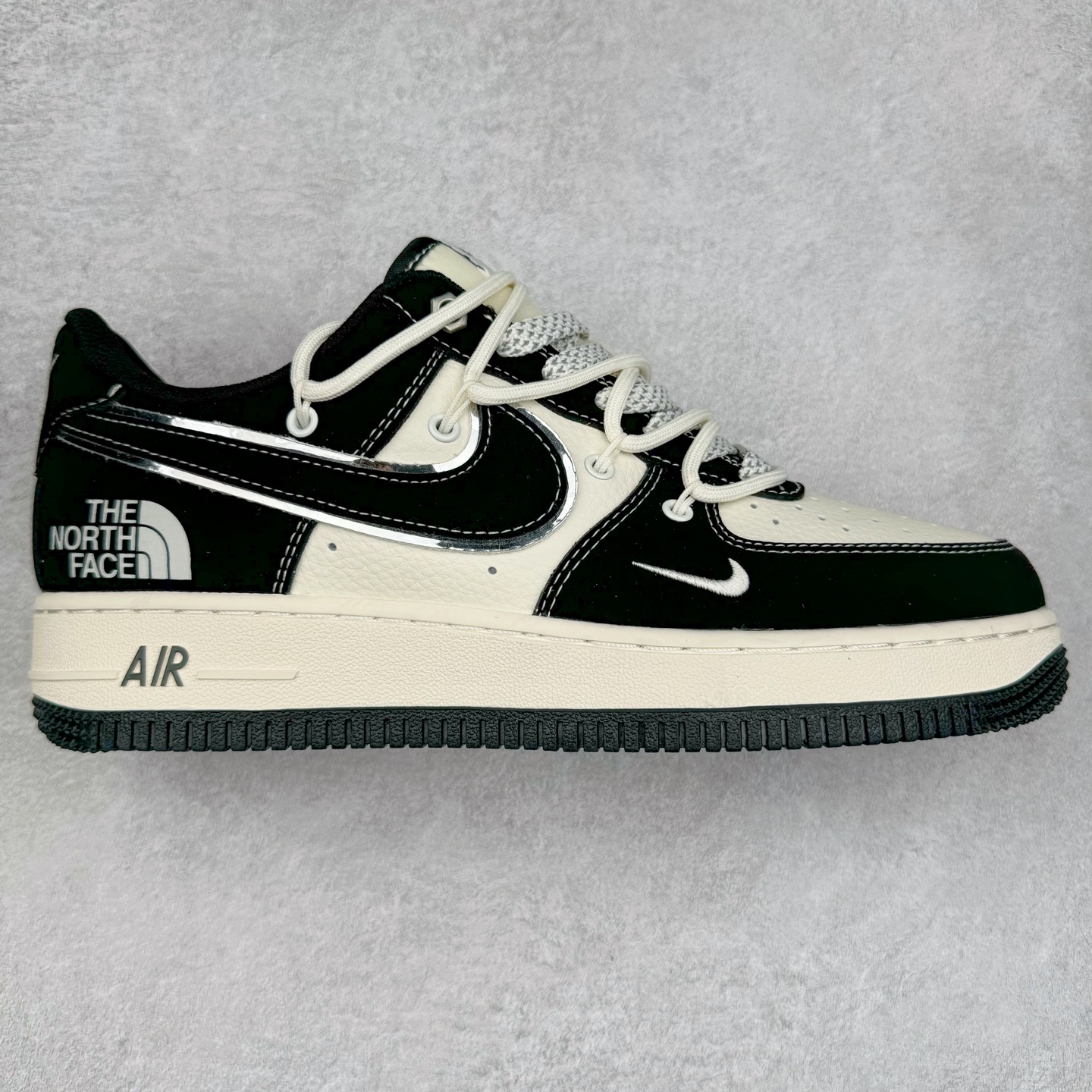 NK Air Force 1´07 Low 空军一号低帮百搭休闲运动板鞋 SJ1198-101 柔软、弹性十足的缓震性能和出色的中底设计 横跨复古与现代的外型结合 造就出风靡全球 三十多年的Force 1 直到今天还深受青睐 实拍调校N版已经零色差零失真 百分百还原实物色彩所见即所得 不存在货不对板色差等低级问题 选购参考实物拍摄 不混卖不参货 只用心做好货严格选品 承诺混一赔十 尺码：36 36.5 37.5 38 38.5 39 40 40.5 41 42 42.5 43 44 44.5 45 46-选品中心