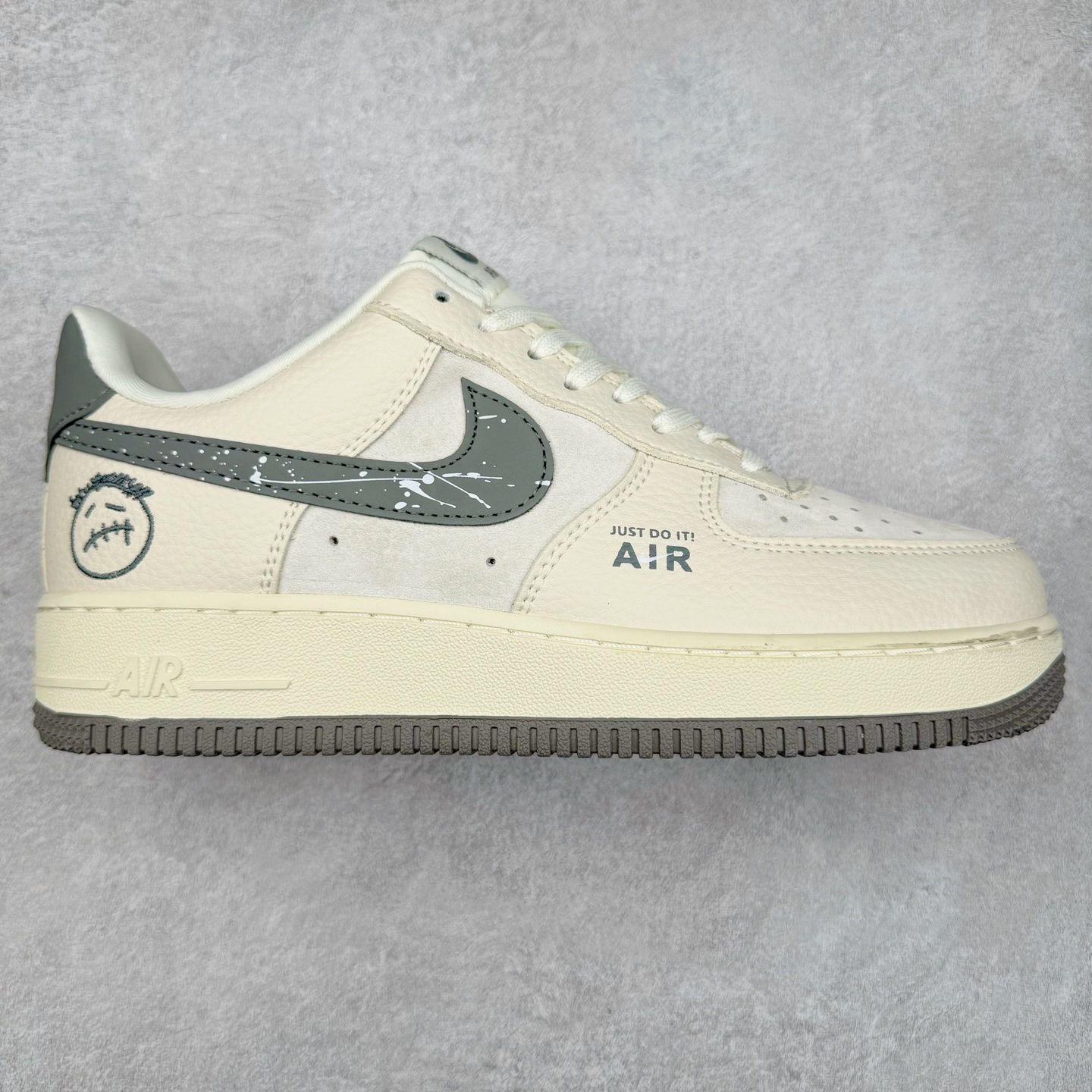 NK Air Force 1´07 Low 空军一号低帮百搭休闲运动板鞋 DF0188-036 柔软、弹性十足的缓震性能和出色的中底设计 横跨复古与现代的外型结合 造就出风靡全球 三十多年的Force 1 直到今天还深受青睐 实拍调校N版已经零色差零失真 百分百还原实物色彩所见即所得 不存在货不对板色差等低级问题 选购参考实物拍摄 不混卖不参货 只用心做好货严格选品 承诺混一赔十 尺码：36 36.5 37.5 38 38.5 39 40 40.5 41 42 42.5 43 44 44.5 45 46-选品中心