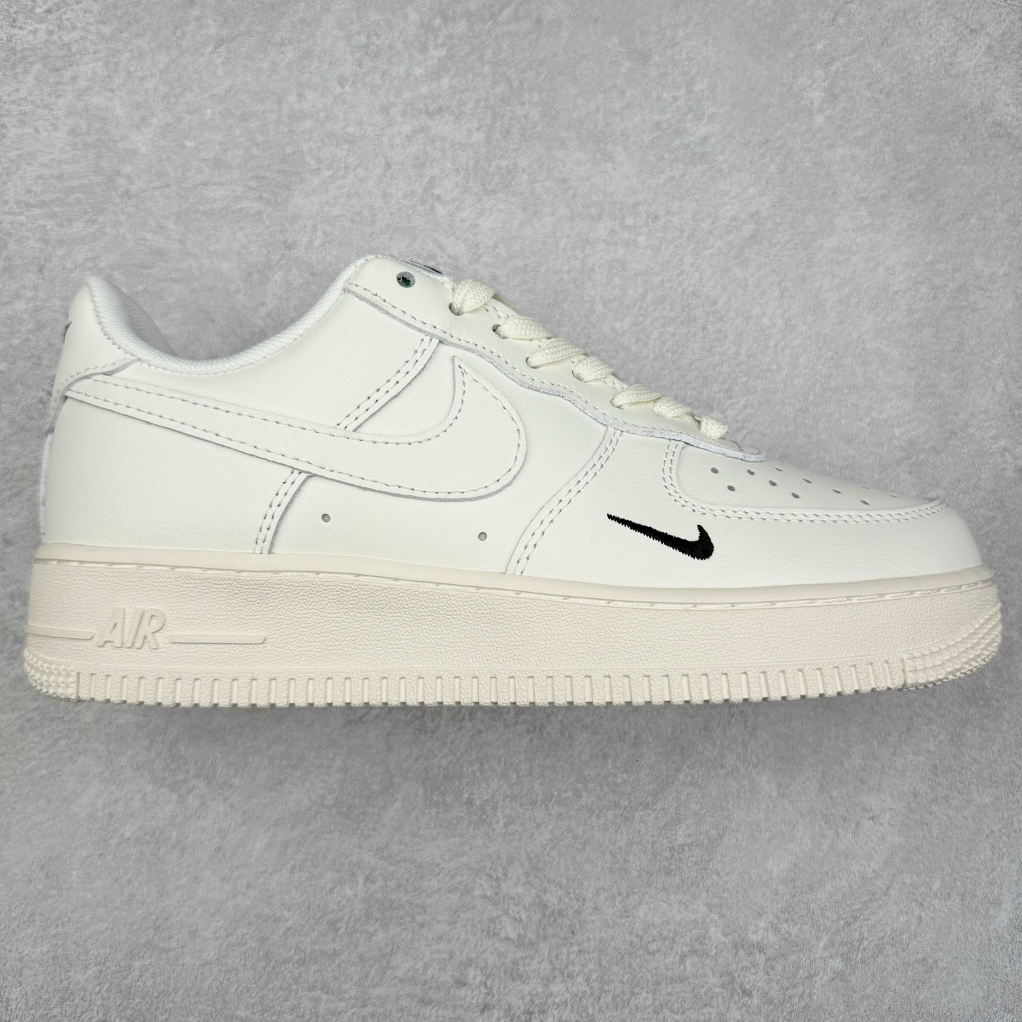 NK Air Force 1´07 Low 空军一号低帮百搭休闲运动板鞋 HF1058-133 柔软、弹性十足的缓震性能和出色的中底设计 横跨复古与现代的外型结合 造就出风靡全球 三十多年的Force 1 直到今天还深受青睐 实拍调校N版已经零色差零失真 百分百还原实物色彩所见即所得 不存在货不对板色差等低级问题 选购参考实物拍摄 不混卖不参货 只用心做好货严格选品 承诺混一赔十 尺码：36 36.5 37.5 38 38.5 39 40 40.5 41 42 42.5 43 44 44.5 45 46-选品中心