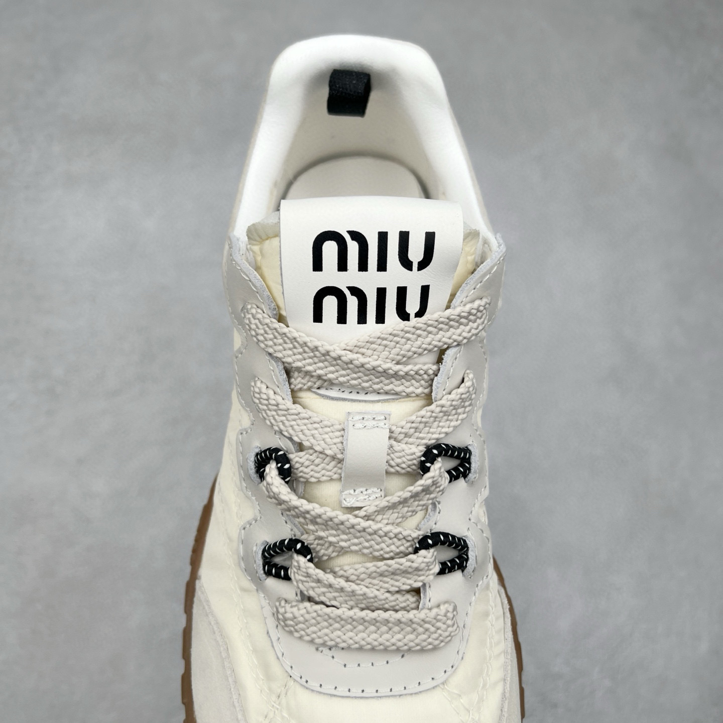 图片[5]-Miumiu 25ss Tyre系列春夏新款 饼干鞋 阿甘鞋休闲运动鞋Miumiu最新爆款 前卫大胆的设计，风格融于此款厚底帆布运动鞋的简约线条，别致徽标饰于鞋舌与背面，点缀复古设计，平添标志性元素！厚底设计定义前卫的现代风格，这款Tyre集优雅气质与运动功能于一身，动感橡胶鞋底柔韧耐磨，令人联想起轮胎花纹，橡胶鞋底除了增加了这双鞋的复古属性外也增加了防滑功能鞋面由科技织物和麂皮制成，融合运动与时尚、功能与优雅，表达了Miu Miu的核心精神 尺码：35-40-选品中心