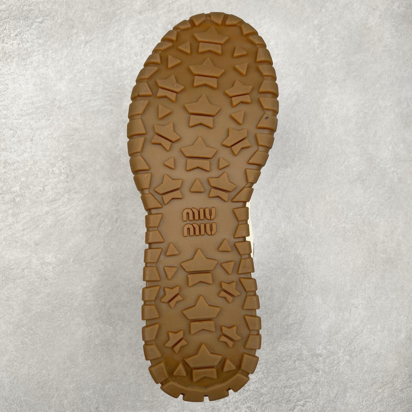 图片[9]-Miumiu 25ss Tyre系列春夏新款 饼干鞋 阿甘鞋休闲运动鞋Miumiu最新爆款 前卫大胆的设计，风格融于此款厚底帆布运动鞋的简约线条，别致徽标饰于鞋舌与背面，点缀复古设计，平添标志性元素！厚底设计定义前卫的现代风格，这款Tyre集优雅气质与运动功能于一身，动感橡胶鞋底柔韧耐磨，令人联想起轮胎花纹，橡胶鞋底除了增加了这双鞋的复古属性外也增加了防滑功能鞋面由科技织物和麂皮制成，融合运动与时尚、功能与优雅，表达了Miu Miu的核心精神 尺码：35-40-选品中心