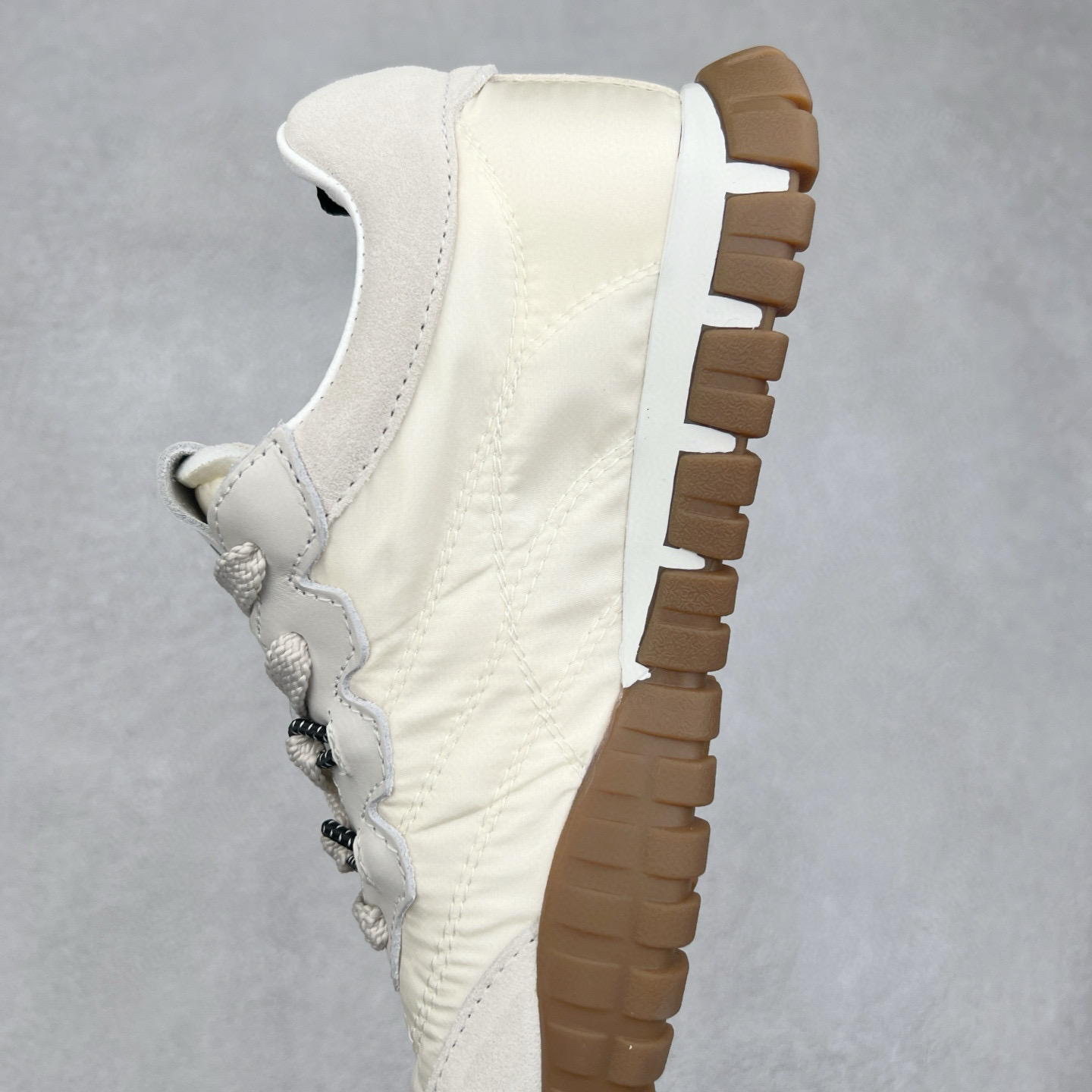 图片[7]-Miumiu 25ss Tyre系列春夏新款 饼干鞋 阿甘鞋休闲运动鞋Miumiu最新爆款 前卫大胆的设计，风格融于此款厚底帆布运动鞋的简约线条，别致徽标饰于鞋舌与背面，点缀复古设计，平添标志性元素！厚底设计定义前卫的现代风格，这款Tyre集优雅气质与运动功能于一身，动感橡胶鞋底柔韧耐磨，令人联想起轮胎花纹，橡胶鞋底除了增加了这双鞋的复古属性外也增加了防滑功能鞋面由科技织物和麂皮制成，融合运动与时尚、功能与优雅，表达了Miu Miu的核心精神 尺码：35-40-选品中心