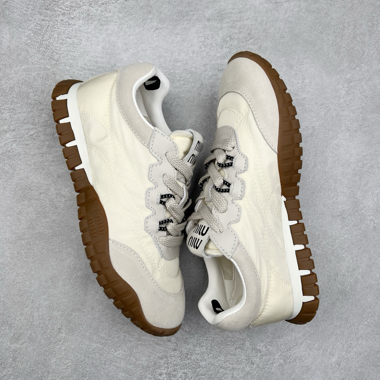 图片[3]-Miumiu 25ss Tyre系列春夏新款 饼干鞋 阿甘鞋休闲运动鞋Miumiu最新爆款 前卫大胆的设计，风格融于此款厚底帆布运动鞋的简约线条，别致徽标饰于鞋舌与背面，点缀复古设计，平添标志性元素！厚底设计定义前卫的现代风格，这款Tyre集优雅气质与运动功能于一身，动感橡胶鞋底柔韧耐磨，令人联想起轮胎花纹，橡胶鞋底除了增加了这双鞋的复古属性外也增加了防滑功能鞋面由科技织物和麂皮制成，融合运动与时尚、功能与优雅，表达了Miu Miu的核心精神 尺码：35-40-选品中心