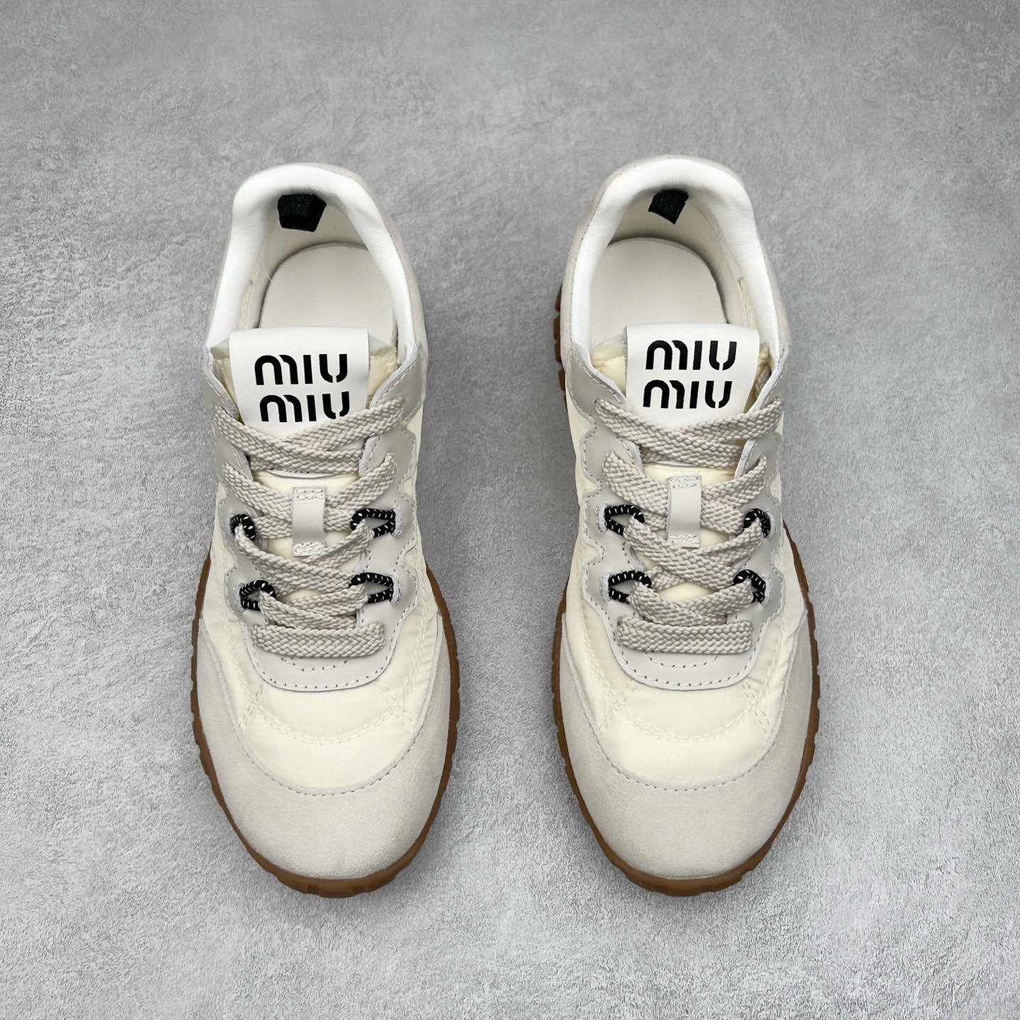 图片[2]-Miumiu 25ss Tyre系列春夏新款 饼干鞋 阿甘鞋休闲运动鞋Miumiu最新爆款 前卫大胆的设计，风格融于此款厚底帆布运动鞋的简约线条，别致徽标饰于鞋舌与背面，点缀复古设计，平添标志性元素！厚底设计定义前卫的现代风格，这款Tyre集优雅气质与运动功能于一身，动感橡胶鞋底柔韧耐磨，令人联想起轮胎花纹，橡胶鞋底除了增加了这双鞋的复古属性外也增加了防滑功能鞋面由科技织物和麂皮制成，融合运动与时尚、功能与优雅，表达了Miu Miu的核心精神 尺码：35-40-选品中心