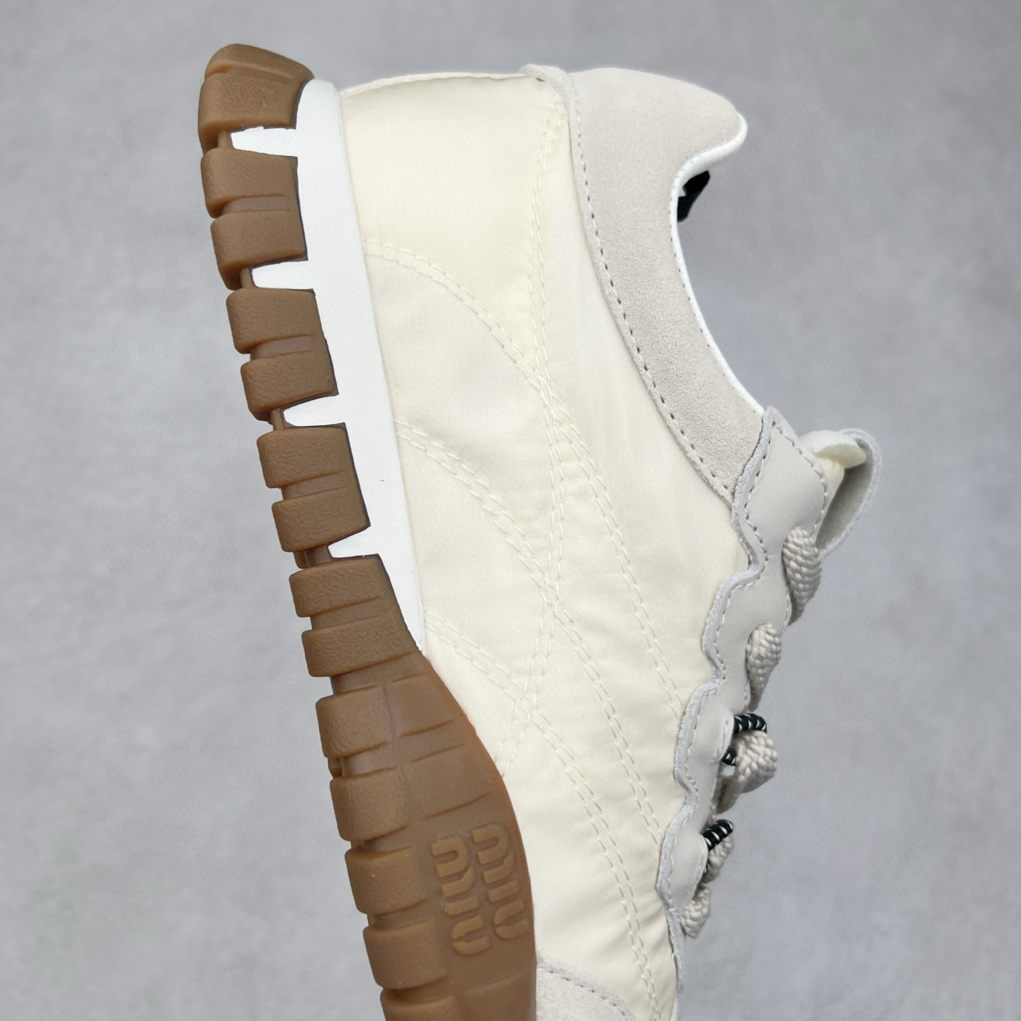 图片[6]-Miumiu 25ss Tyre系列春夏新款 饼干鞋 阿甘鞋休闲运动鞋Miumiu最新爆款 前卫大胆的设计，风格融于此款厚底帆布运动鞋的简约线条，别致徽标饰于鞋舌与背面，点缀复古设计，平添标志性元素！厚底设计定义前卫的现代风格，这款Tyre集优雅气质与运动功能于一身，动感橡胶鞋底柔韧耐磨，令人联想起轮胎花纹，橡胶鞋底除了增加了这双鞋的复古属性外也增加了防滑功能鞋面由科技织物和麂皮制成，融合运动与时尚、功能与优雅，表达了Miu Miu的核心精神 尺码：35-40-选品中心