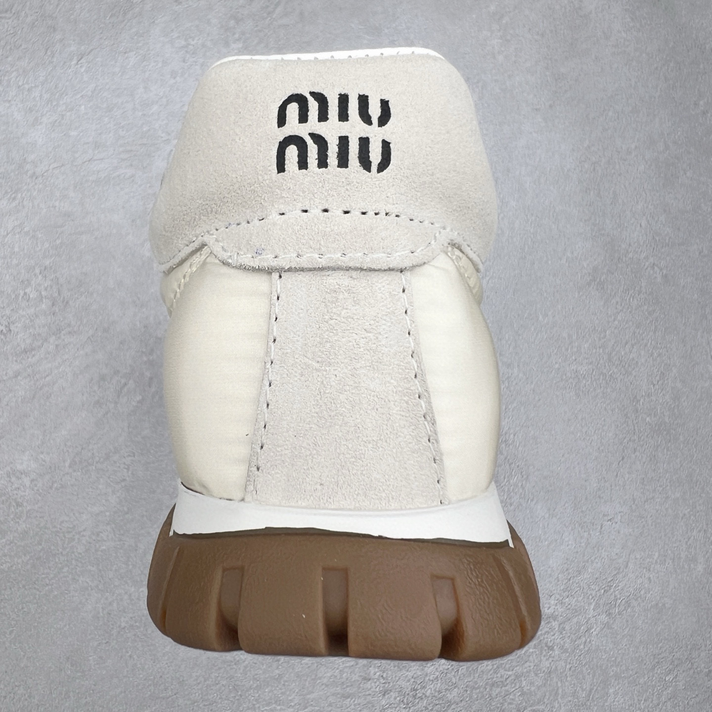 图片[8]-Miumiu 25ss Tyre系列春夏新款 饼干鞋 阿甘鞋休闲运动鞋Miumiu最新爆款 前卫大胆的设计，风格融于此款厚底帆布运动鞋的简约线条，别致徽标饰于鞋舌与背面，点缀复古设计，平添标志性元素！厚底设计定义前卫的现代风格，这款Tyre集优雅气质与运动功能于一身，动感橡胶鞋底柔韧耐磨，令人联想起轮胎花纹，橡胶鞋底除了增加了这双鞋的复古属性外也增加了防滑功能鞋面由科技织物和麂皮制成，融合运动与时尚、功能与优雅，表达了Miu Miu的核心精神 尺码：35-40-选品中心