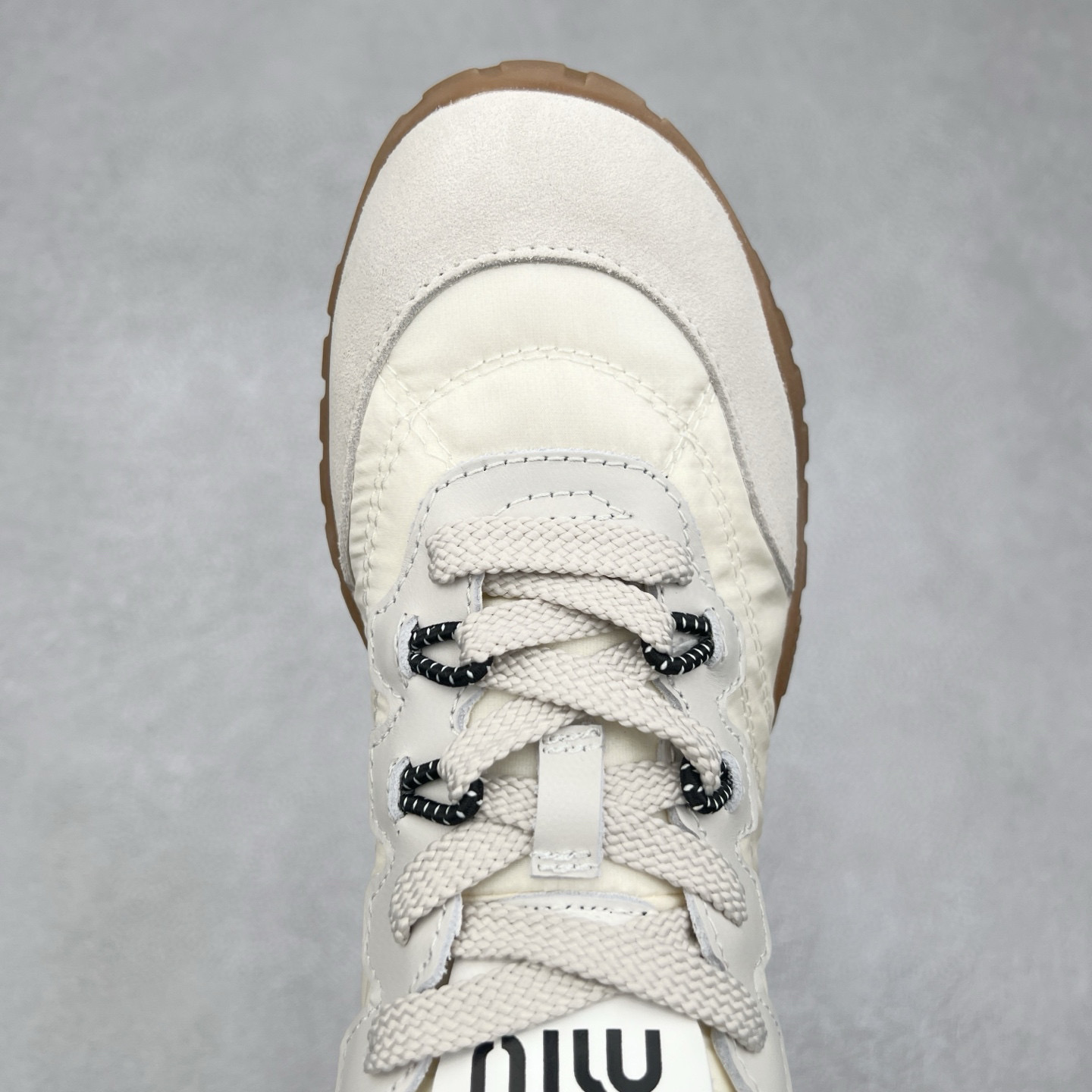 图片[4]-Miumiu 25ss Tyre系列春夏新款 饼干鞋 阿甘鞋休闲运动鞋Miumiu最新爆款 前卫大胆的设计，风格融于此款厚底帆布运动鞋的简约线条，别致徽标饰于鞋舌与背面，点缀复古设计，平添标志性元素！厚底设计定义前卫的现代风格，这款Tyre集优雅气质与运动功能于一身，动感橡胶鞋底柔韧耐磨，令人联想起轮胎花纹，橡胶鞋底除了增加了这双鞋的复古属性外也增加了防滑功能鞋面由科技织物和麂皮制成，融合运动与时尚、功能与优雅，表达了Miu Miu的核心精神 尺码：35-40-选品中心