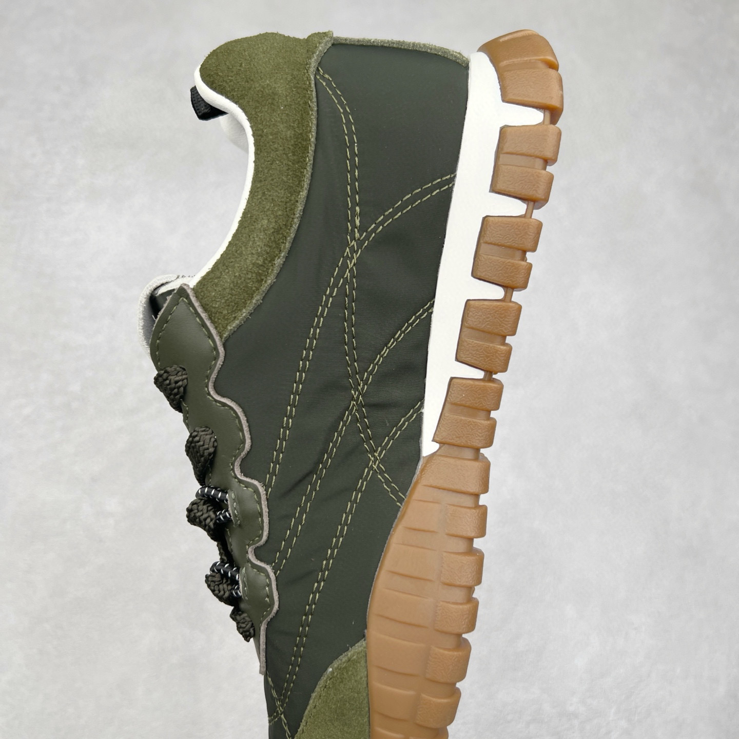 图片[7]-Miumiu 25ss Tyre系列春夏新款 饼干鞋 阿甘鞋休闲运动鞋Miumiu最新爆款 前卫大胆的设计，风格融于此款厚底帆布运动鞋的简约线条，别致徽标饰于鞋舌与背面，点缀复古设计，平添标志性元素！厚底设计定义前卫的现代风格，这款Tyre集优雅气质与运动功能于一身，动感橡胶鞋底柔韧耐磨，令人联想起轮胎花纹，橡胶鞋底除了增加了这双鞋的复古属性外也增加了防滑功能鞋面由科技织物和麂皮制成，融合运动与时尚、功能与优雅，表达了Miu Miu的核心精神 尺码：35-40-选品中心