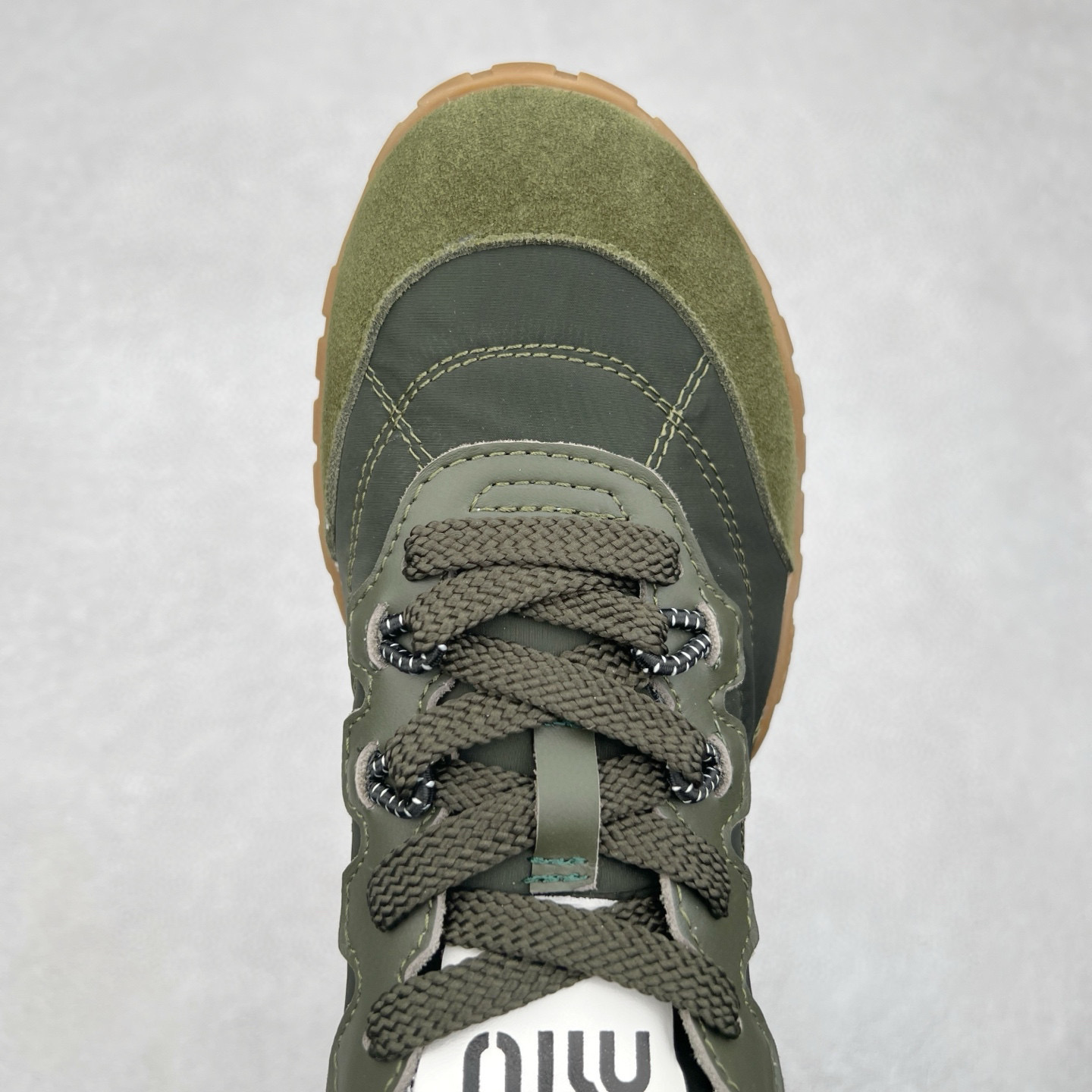 图片[4]-Miumiu 25ss Tyre系列春夏新款 饼干鞋 阿甘鞋休闲运动鞋Miumiu最新爆款 前卫大胆的设计，风格融于此款厚底帆布运动鞋的简约线条，别致徽标饰于鞋舌与背面，点缀复古设计，平添标志性元素！厚底设计定义前卫的现代风格，这款Tyre集优雅气质与运动功能于一身，动感橡胶鞋底柔韧耐磨，令人联想起轮胎花纹，橡胶鞋底除了增加了这双鞋的复古属性外也增加了防滑功能鞋面由科技织物和麂皮制成，融合运动与时尚、功能与优雅，表达了Miu Miu的核心精神 尺码：35-40-选品中心