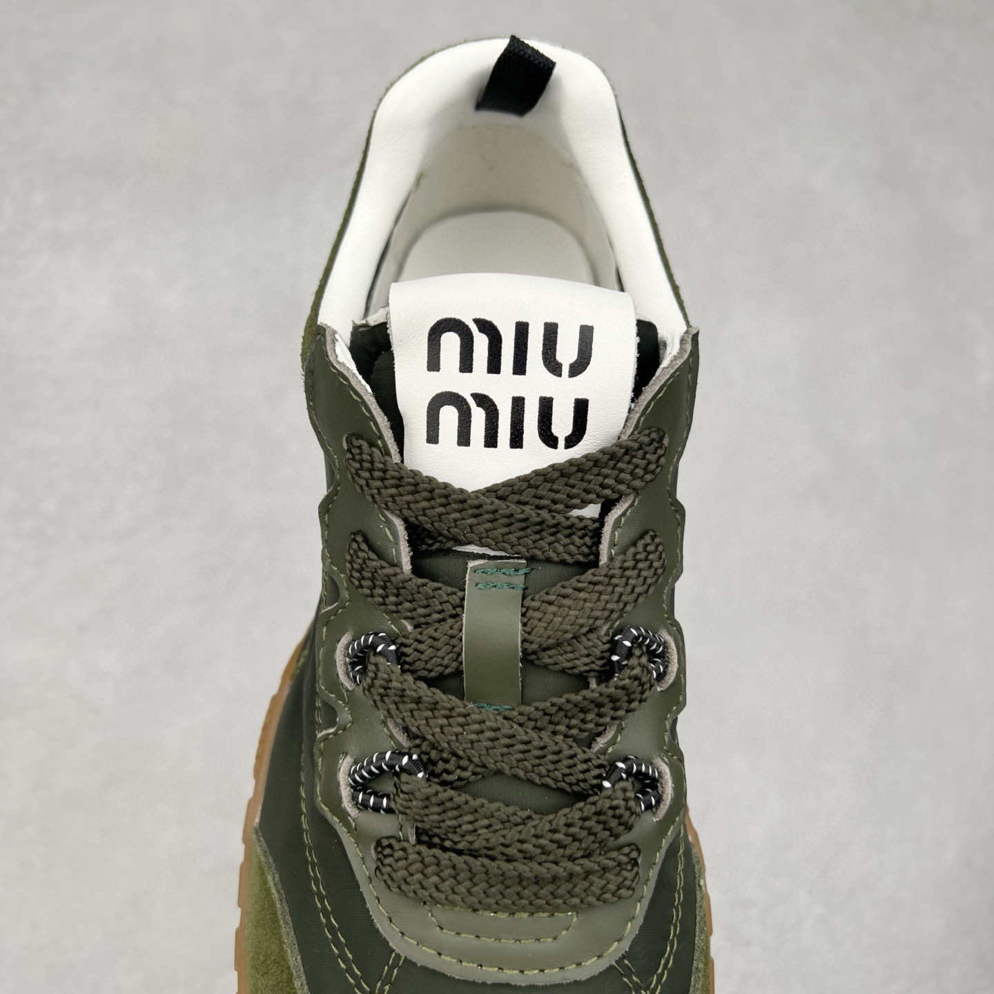 图片[5]-Miumiu 25ss Tyre系列春夏新款 饼干鞋 阿甘鞋休闲运动鞋Miumiu最新爆款 前卫大胆的设计，风格融于此款厚底帆布运动鞋的简约线条，别致徽标饰于鞋舌与背面，点缀复古设计，平添标志性元素！厚底设计定义前卫的现代风格，这款Tyre集优雅气质与运动功能于一身，动感橡胶鞋底柔韧耐磨，令人联想起轮胎花纹，橡胶鞋底除了增加了这双鞋的复古属性外也增加了防滑功能鞋面由科技织物和麂皮制成，融合运动与时尚、功能与优雅，表达了Miu Miu的核心精神 尺码：35-40-选品中心