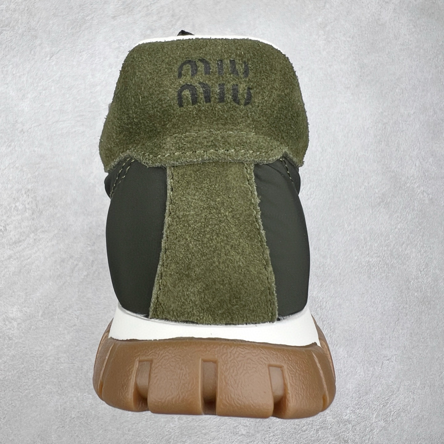 图片[8]-Miumiu 25ss Tyre系列春夏新款 饼干鞋 阿甘鞋休闲运动鞋Miumiu最新爆款 前卫大胆的设计，风格融于此款厚底帆布运动鞋的简约线条，别致徽标饰于鞋舌与背面，点缀复古设计，平添标志性元素！厚底设计定义前卫的现代风格，这款Tyre集优雅气质与运动功能于一身，动感橡胶鞋底柔韧耐磨，令人联想起轮胎花纹，橡胶鞋底除了增加了这双鞋的复古属性外也增加了防滑功能鞋面由科技织物和麂皮制成，融合运动与时尚、功能与优雅，表达了Miu Miu的核心精神 尺码：35-40-选品中心