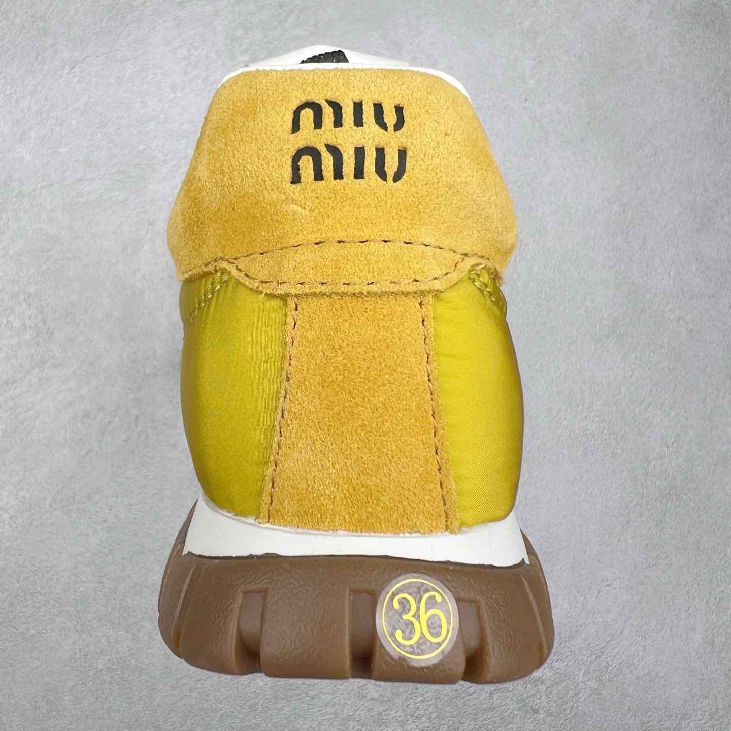 图片[8]-Miumiu 25ss Tyre系列春夏新款 饼干鞋 阿甘鞋休闲运动鞋Miumiu最新爆款 前卫大胆的设计，风格融于此款厚底帆布运动鞋的简约线条，别致徽标饰于鞋舌与背面，点缀复古设计，平添标志性元素！厚底设计定义前卫的现代风格，这款Tyre集优雅气质与运动功能于一身，动感橡胶鞋底柔韧耐磨，令人联想起轮胎花纹，橡胶鞋底除了增加了这双鞋的复古属性外也增加了防滑功能鞋面由科技织物和麂皮制成，融合运动与时尚、功能与优雅，表达了Miu Miu的核心精神 尺码：35-40-选品中心