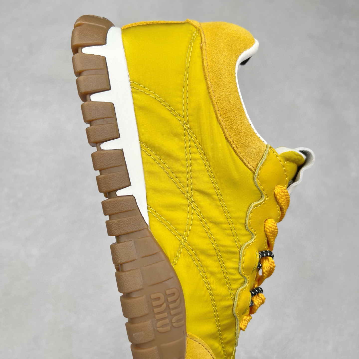 图片[6]-Miumiu 25ss Tyre系列春夏新款 饼干鞋 阿甘鞋休闲运动鞋Miumiu最新爆款 前卫大胆的设计，风格融于此款厚底帆布运动鞋的简约线条，别致徽标饰于鞋舌与背面，点缀复古设计，平添标志性元素！厚底设计定义前卫的现代风格，这款Tyre集优雅气质与运动功能于一身，动感橡胶鞋底柔韧耐磨，令人联想起轮胎花纹，橡胶鞋底除了增加了这双鞋的复古属性外也增加了防滑功能鞋面由科技织物和麂皮制成，融合运动与时尚、功能与优雅，表达了Miu Miu的核心精神 尺码：35-40-选品中心