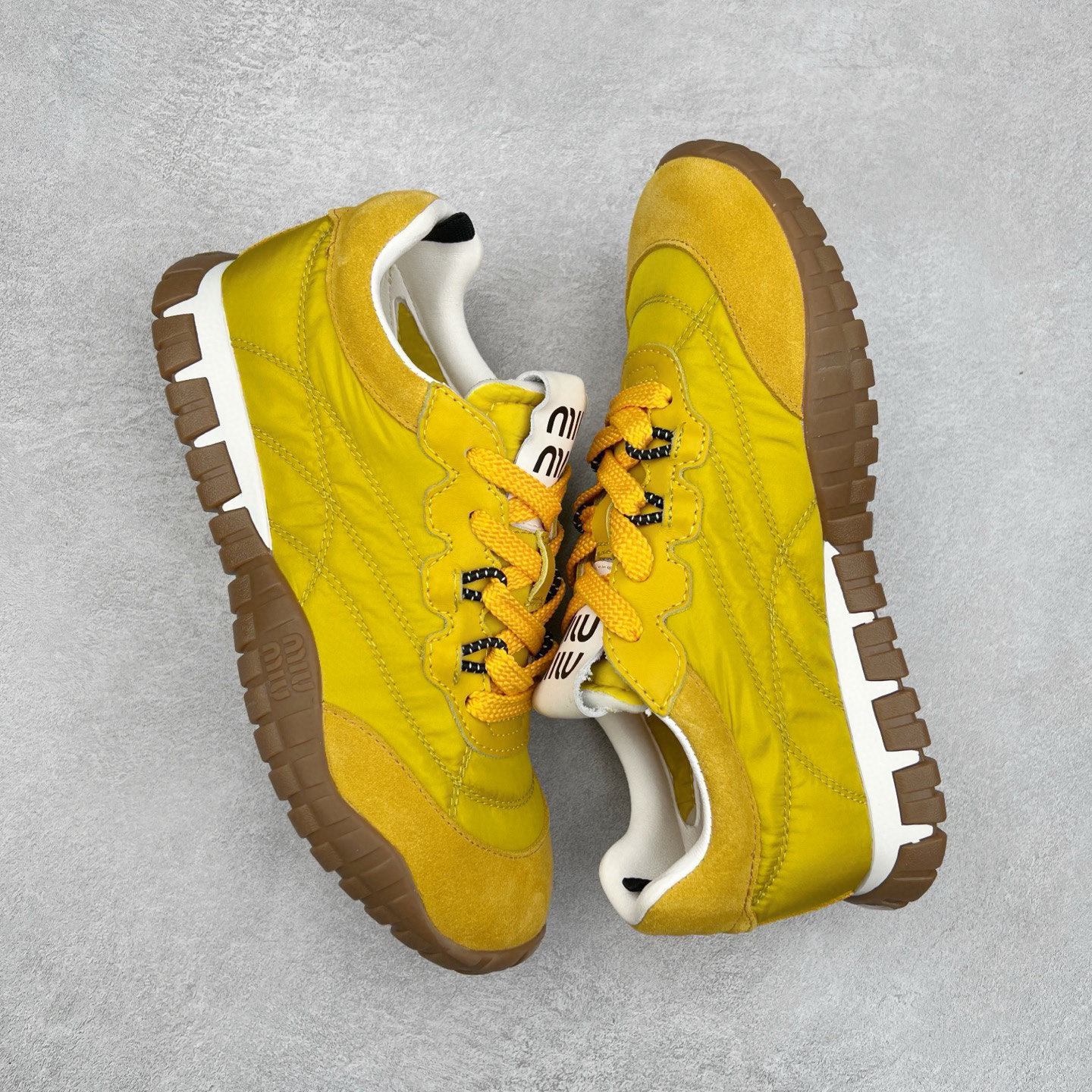 图片[3]-Miumiu 25ss Tyre系列春夏新款 饼干鞋 阿甘鞋休闲运动鞋Miumiu最新爆款 前卫大胆的设计，风格融于此款厚底帆布运动鞋的简约线条，别致徽标饰于鞋舌与背面，点缀复古设计，平添标志性元素！厚底设计定义前卫的现代风格，这款Tyre集优雅气质与运动功能于一身，动感橡胶鞋底柔韧耐磨，令人联想起轮胎花纹，橡胶鞋底除了增加了这双鞋的复古属性外也增加了防滑功能鞋面由科技织物和麂皮制成，融合运动与时尚、功能与优雅，表达了Miu Miu的核心精神 尺码：35-40-选品中心