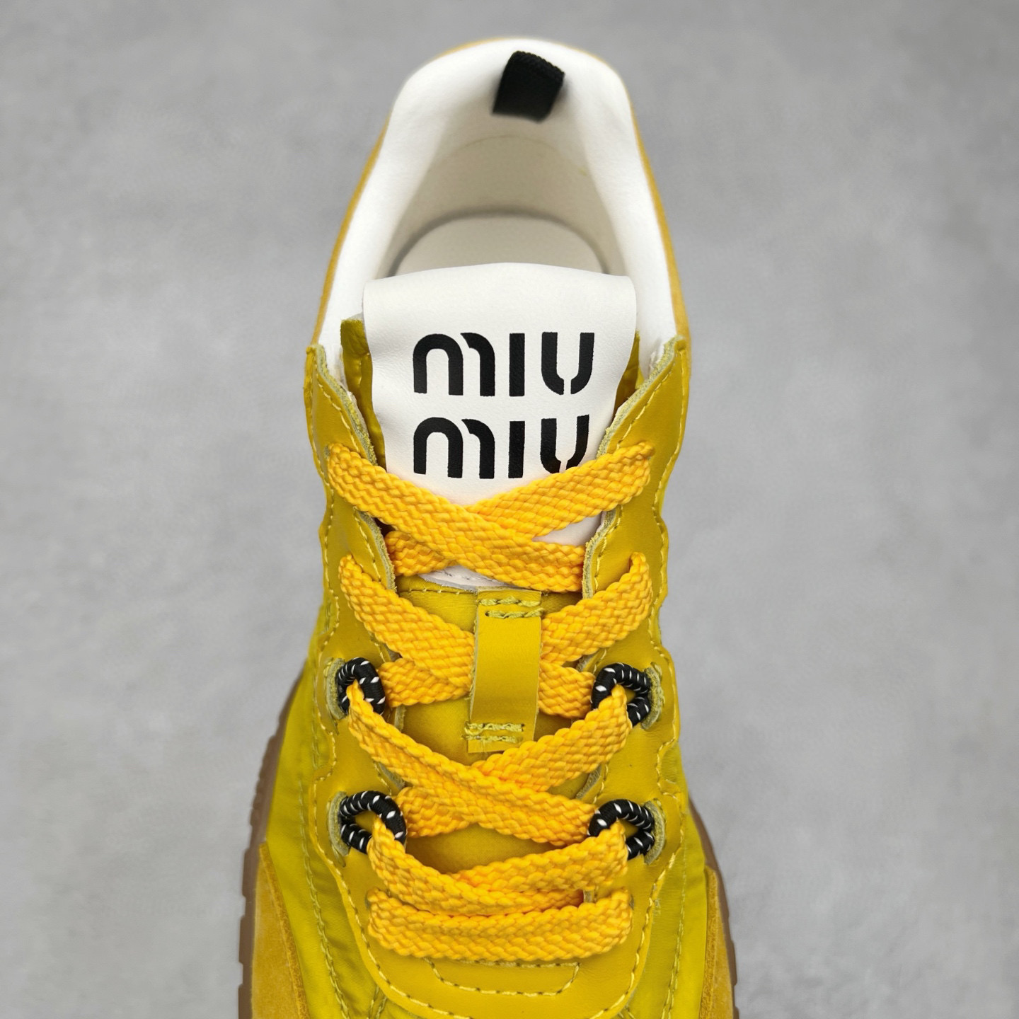 图片[5]-Miumiu 25ss Tyre系列春夏新款 饼干鞋 阿甘鞋休闲运动鞋Miumiu最新爆款 前卫大胆的设计，风格融于此款厚底帆布运动鞋的简约线条，别致徽标饰于鞋舌与背面，点缀复古设计，平添标志性元素！厚底设计定义前卫的现代风格，这款Tyre集优雅气质与运动功能于一身，动感橡胶鞋底柔韧耐磨，令人联想起轮胎花纹，橡胶鞋底除了增加了这双鞋的复古属性外也增加了防滑功能鞋面由科技织物和麂皮制成，融合运动与时尚、功能与优雅，表达了Miu Miu的核心精神 尺码：35-40-选品中心