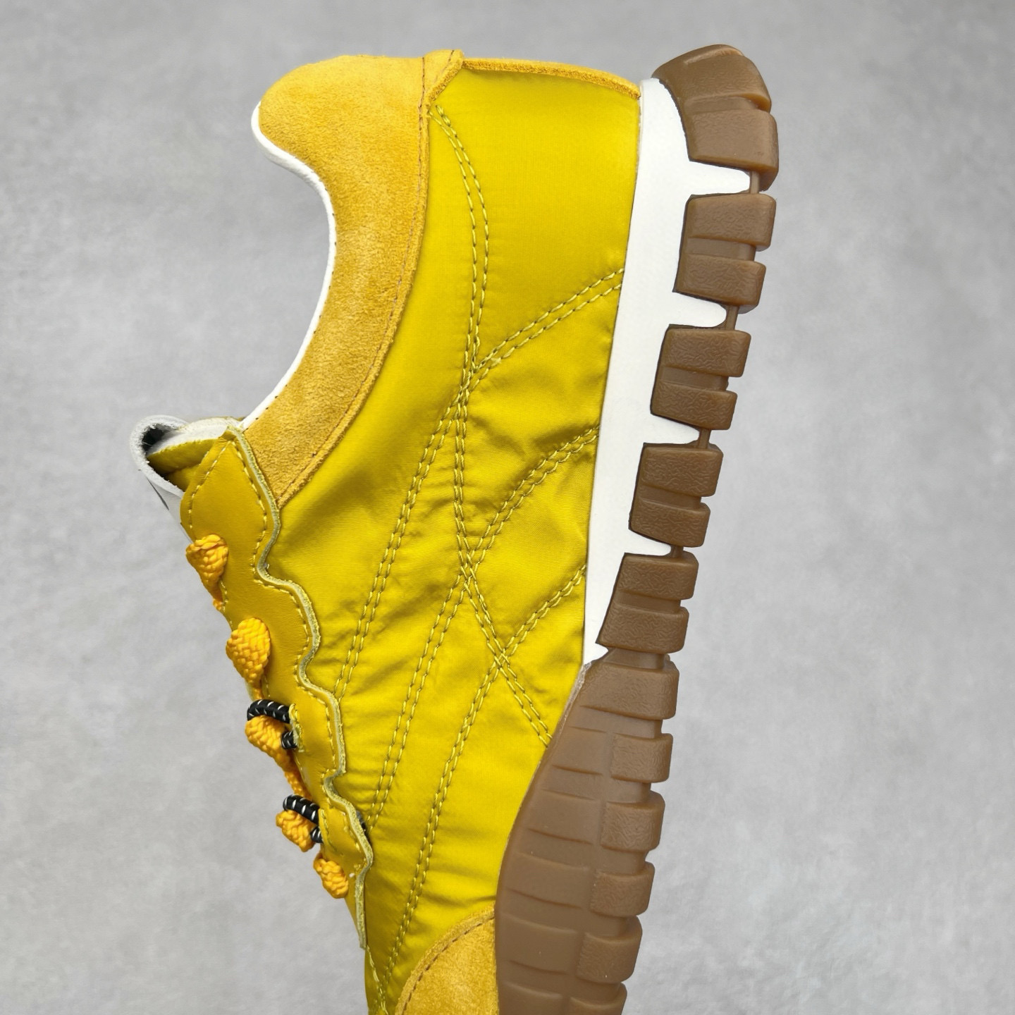 图片[7]-Miumiu 25ss Tyre系列春夏新款 饼干鞋 阿甘鞋休闲运动鞋Miumiu最新爆款 前卫大胆的设计，风格融于此款厚底帆布运动鞋的简约线条，别致徽标饰于鞋舌与背面，点缀复古设计，平添标志性元素！厚底设计定义前卫的现代风格，这款Tyre集优雅气质与运动功能于一身，动感橡胶鞋底柔韧耐磨，令人联想起轮胎花纹，橡胶鞋底除了增加了这双鞋的复古属性外也增加了防滑功能鞋面由科技织物和麂皮制成，融合运动与时尚、功能与优雅，表达了Miu Miu的核心精神 尺码：35-40-选品中心