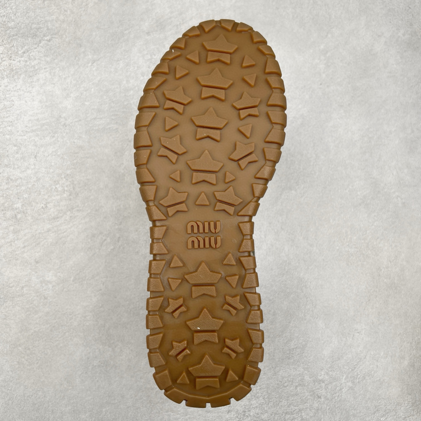 图片[9]-Miumiu 25ss Tyre系列春夏新款 饼干鞋 阿甘鞋休闲运动鞋Miumiu最新爆款 前卫大胆的设计，风格融于此款厚底帆布运动鞋的简约线条，别致徽标饰于鞋舌与背面，点缀复古设计，平添标志性元素！厚底设计定义前卫的现代风格，这款Tyre集优雅气质与运动功能于一身，动感橡胶鞋底柔韧耐磨，令人联想起轮胎花纹，橡胶鞋底除了增加了这双鞋的复古属性外也增加了防滑功能鞋面由科技织物和麂皮制成，融合运动与时尚、功能与优雅，表达了Miu Miu的核心精神 尺码：35-40-选品中心