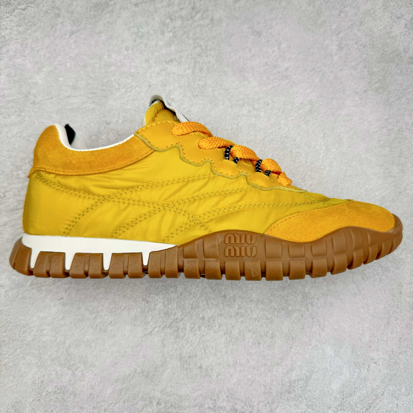 Miumiu 25ss Tyre系列春夏新款 饼干鞋 阿甘鞋休闲运动鞋Miumiu最新爆款 前卫大胆的设计，风格融于此款厚底帆布运动鞋的简约线条，别致徽标饰于鞋舌与背面，点缀复古设计，平添标志性元素！厚底设计定义前卫的现代风格，这款Tyre集优雅气质与运动功能于一身，动感橡胶鞋底柔韧耐磨，令人联想起轮胎花纹，橡胶鞋底除了增加了这双鞋的复古属性外也增加了防滑功能鞋面由科技织物和麂皮制成，融合运动与时尚、功能与优雅，表达了Miu Miu的核心精神 尺码：35-40-选品中心