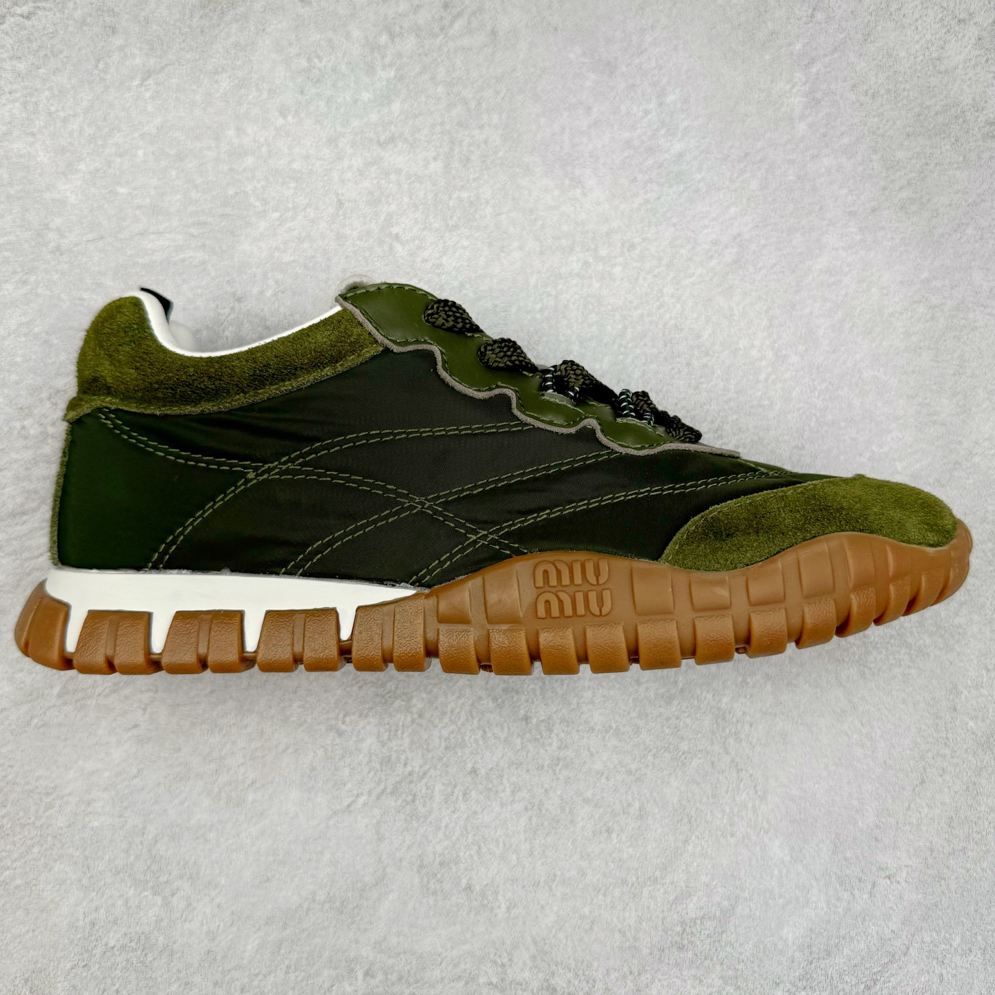 Miumiu 25ss Tyre系列春夏新款 饼干鞋 阿甘鞋休闲运动鞋Miumiu最新爆款 前卫大胆的设计，风格融于此款厚底帆布运动鞋的简约线条，别致徽标饰于鞋舌与背面，点缀复古设计，平添标志性元素！厚底设计定义前卫的现代风格，这款Tyre集优雅气质与运动功能于一身，动感橡胶鞋底柔韧耐磨，令人联想起轮胎花纹，橡胶鞋底除了增加了这双鞋的复古属性外也增加了防滑功能鞋面由科技织物和麂皮制成，融合运动与时尚、功能与优雅，表达了Miu Miu的核心精神 尺码：35-40-选品中心
