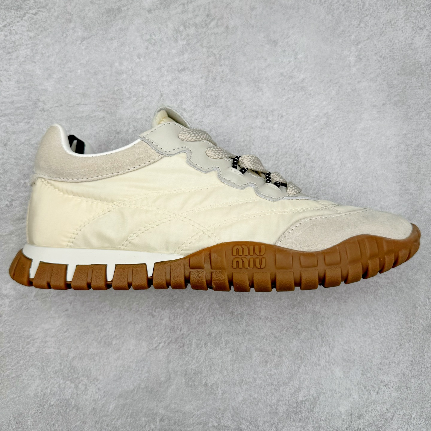 Miumiu 25ss Tyre系列春夏新款 饼干鞋 阿甘鞋休闲运动鞋Miumiu最新爆款 前卫大胆的设计，风格融于此款厚底帆布运动鞋的简约线条，别致徽标饰于鞋舌与背面，点缀复古设计，平添标志性元素！厚底设计定义前卫的现代风格，这款Tyre集优雅气质与运动功能于一身，动感橡胶鞋底柔韧耐磨，令人联想起轮胎花纹，橡胶鞋底除了增加了这双鞋的复古属性外也增加了防滑功能鞋面由科技织物和麂皮制成，融合运动与时尚、功能与优雅，表达了Miu Miu的核心精神 尺码：35-40-选品中心