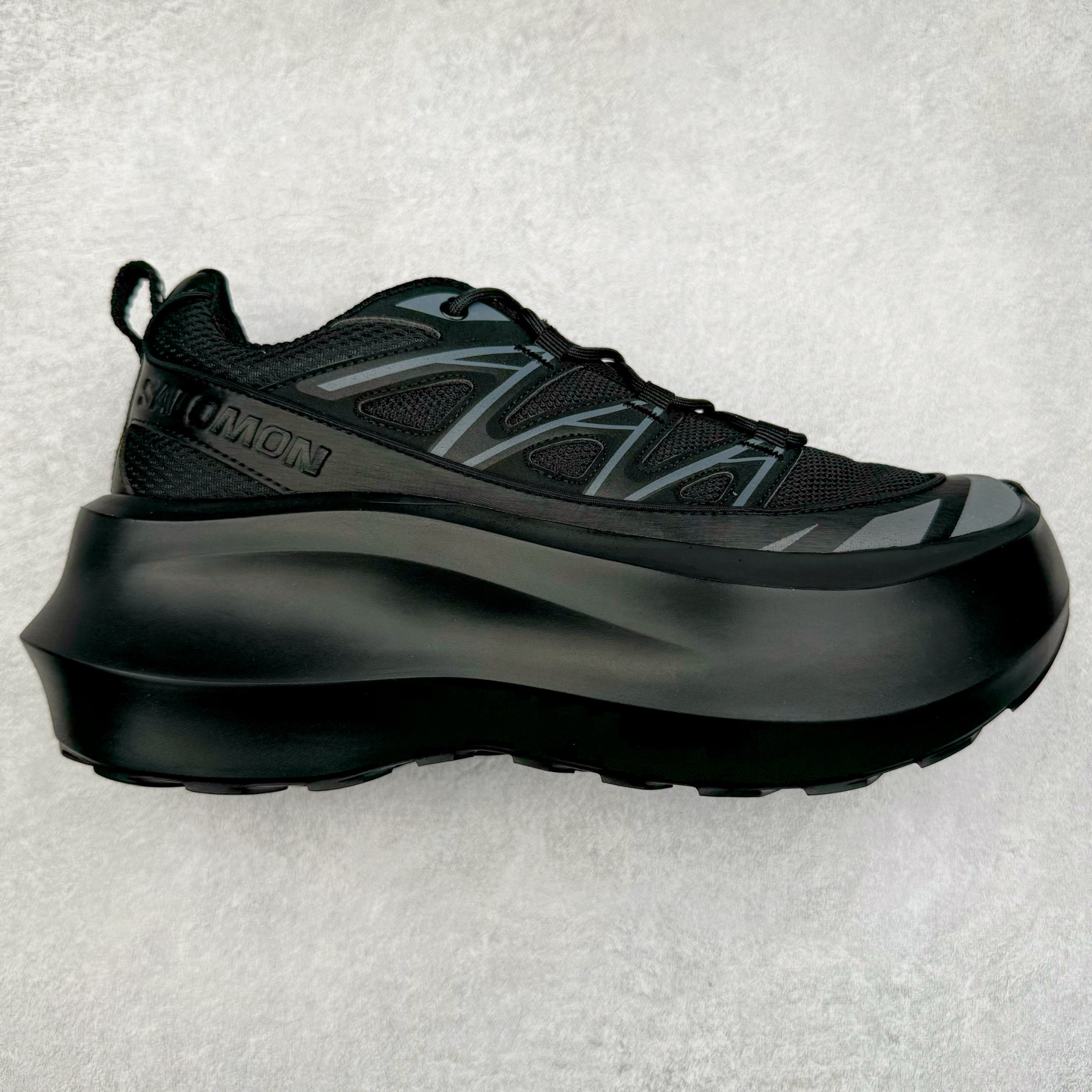 Comme des Garçons x SALOMON SR811 Leather Platform CDG联名萨洛蒙防滑耐磨低帮运动休闲鞋老爹鞋 纯原外贸平台特供订单 全套原纸板楦头开发 原厂特供网布配套加持 确保原汁原味 完美呈现版型 原档数据独家私模大底 原装Ortholite轻量化鞋垫 中底布带钢印编号 原厂TPU锁扣 进口港宝加持 后跟自然饱满 还原公司包裹性 穿着者可以轻松驾驭户外与通勤下的任何运动生活场景 无缝鞋身户外随意纵横 颜值与脚感兼备 出街通勤 绝对非常吸睛 你值得拥有 尺码：36 36.5 37.5 38 38.5 39 40-选品中心