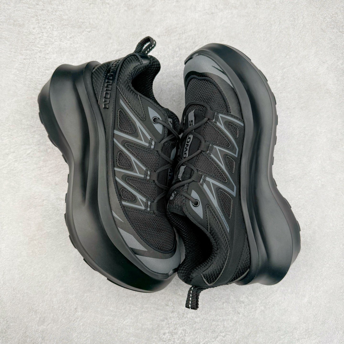 图片[3]-Comme des Garçons x SALOMON SR811 Leather Platform CDG联名萨洛蒙防滑耐磨低帮运动休闲鞋老爹鞋 纯原外贸平台特供订单 全套原纸板楦头开发 原厂特供网布配套加持 确保原汁原味 完美呈现版型 原档数据独家私模大底 原装Ortholite轻量化鞋垫 中底布带钢印编号 原厂TPU锁扣 进口港宝加持 后跟自然饱满 还原公司包裹性 穿着者可以轻松驾驭户外与通勤下的任何运动生活场景 无缝鞋身户外随意纵横 颜值与脚感兼备 出街通勤 绝对非常吸睛 你值得拥有 尺码：36 36.5 37.5 38 38.5 39 40-选品中心