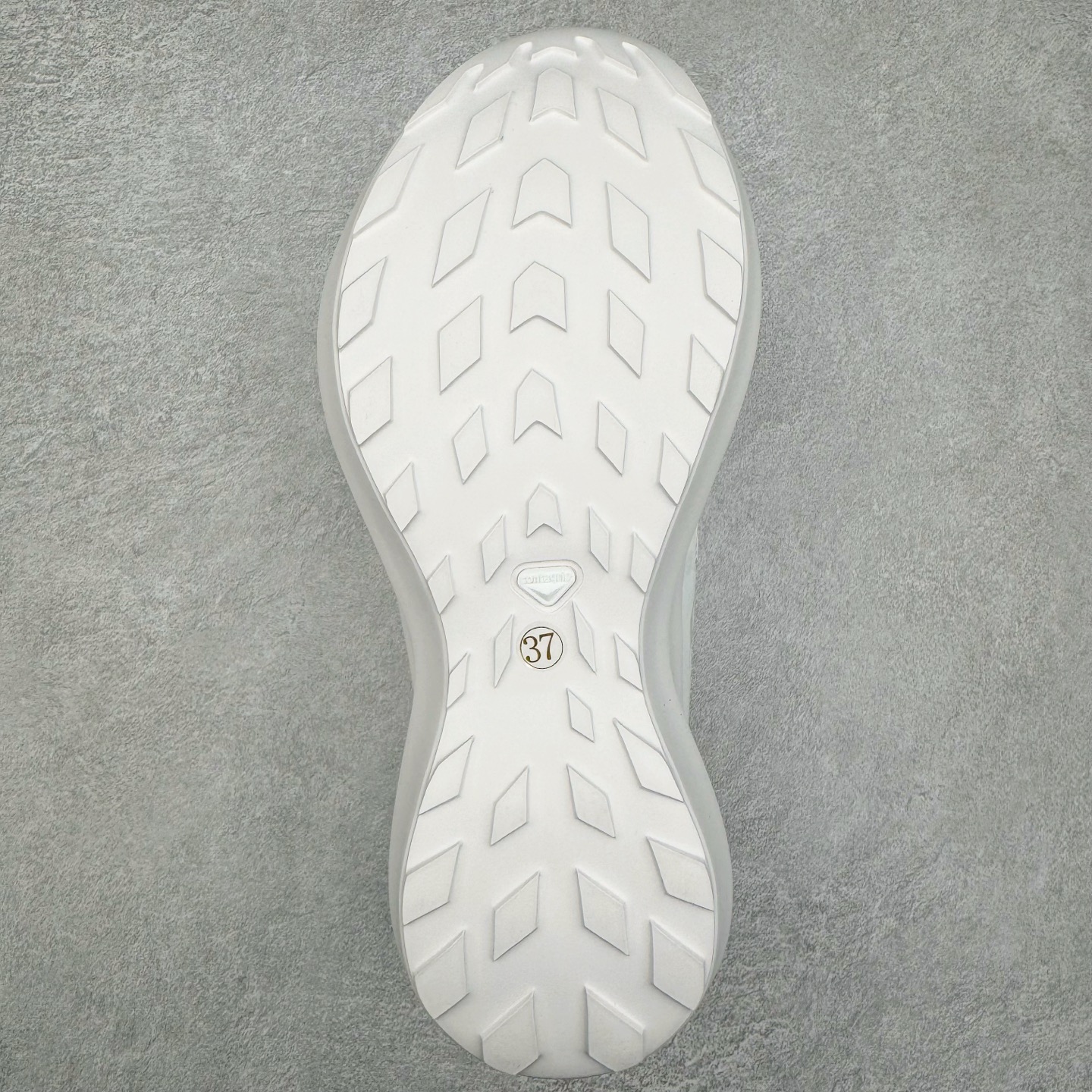 图片[9]-Comme des Garçons x SALOMON SR811 Leather Platform CDG联名萨洛蒙防滑耐磨低帮运动休闲鞋老爹鞋 纯原外贸平台特供订单 全套原纸板楦头开发 原厂特供网布配套加持 确保原汁原味 完美呈现版型 原档数据独家私模大底 原装Ortholite轻量化鞋垫 中底布带钢印编号 原厂TPU锁扣 进口港宝加持 后跟自然饱满 还原公司包裹性 穿着者可以轻松驾驭户外与通勤下的任何运动生活场景 无缝鞋身户外随意纵横 颜值与脚感兼备 出街通勤 绝对非常吸睛 你值得拥有 尺码：36 36.5 37.5 38 38.5 39 40-选品中心