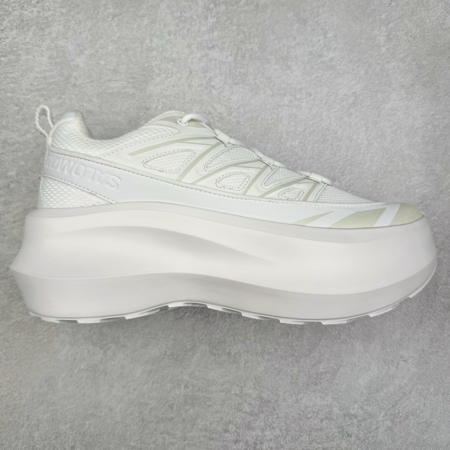 Comme des Garçons x SALOMON SR811 Leather Platform CDG联名萨洛蒙防滑耐磨低帮运动休闲鞋老爹鞋 纯原外贸平台特供订单 全套原纸板楦头开发 原厂特供网布配套加持 确保原汁原味 完美呈现版型 原档数据独家私模大底 原装Ortholite轻量化鞋垫 中底布带钢印编号 原厂TPU锁扣 进口港宝加持 后跟自然饱满 还原公司包裹性 穿着者可以轻松驾驭户外与通勤下的任何运动生活场景 无缝鞋身户外随意纵横 颜值与脚感兼备 出街通勤 绝对非常吸睛 你值得拥有 尺码：36 36.5 37.5 38 38.5 39 40-选品中心