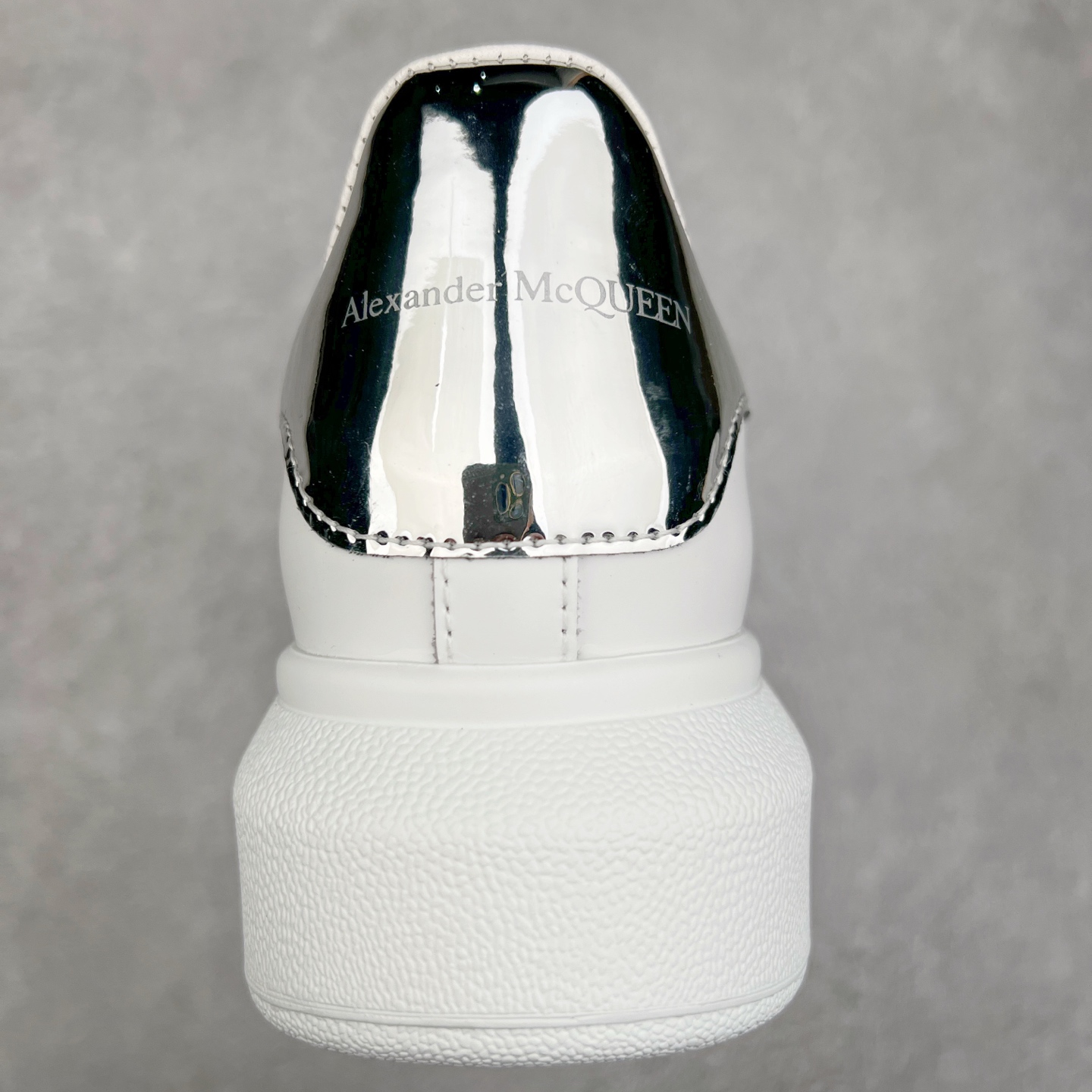 图片[8]-＃纯原 Alexander McQueen/亚历山大麦昆经典松糕鞋厚底增高小白鞋 增高效果7CM 最经典简约百搭的小白鞋没有之一 官方2023版最新细节 意大利进口原厂开边珠抗裂头层牛皮 表层面皮带凸起不规则小漆点 升级进口牛皮内里加PU鞋垫 区别市面旧版国产丝光绸鞋面加小羊皮内里 成本单价回弹度性耐磨性不在一个级别 E厂钢印烫金中底版细节 注意此代工厂出品没有带固特异钉子 最完美的增高百搭小白鞋 全套原版包装 配件齐全 官方一致 凹凸定制正品原盒包装 定制蓝色得物纸盒外包装加固 尺码：35 36 37 38 39 40 41 42 43 44 45-选品中心