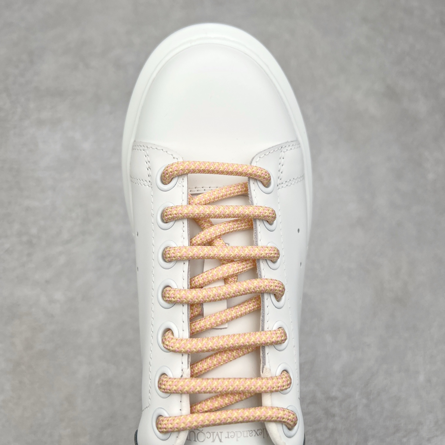 图片[4]-＃纯原 Alexander McQueen/亚历山大麦昆经典松糕鞋厚底增高小白鞋 增高效果7CM 最经典简约百搭的小白鞋没有之一 官方2023版最新细节 意大利进口原厂开边珠抗裂头层牛皮 表层面皮带凸起不规则小漆点 升级进口牛皮内里加PU鞋垫 区别市面旧版国产丝光绸鞋面加小羊皮内里 成本单价回弹度性耐磨性不在一个级别 E厂钢印烫金中底版细节 注意此代工厂出品没有带固特异钉子 最完美的增高百搭小白鞋 全套原版包装 配件齐全 官方一致 凹凸定制正品原盒包装 定制蓝色得物纸盒外包装加固 尺码：35 36 37 38 39 40 41 42 43 44 45-选品中心