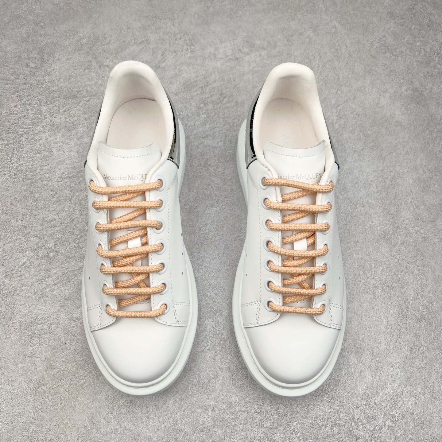 图片[2]-＃纯原 Alexander McQueen/亚历山大麦昆经典松糕鞋厚底增高小白鞋 增高效果7CM 最经典简约百搭的小白鞋没有之一 官方2023版最新细节 意大利进口原厂开边珠抗裂头层牛皮 表层面皮带凸起不规则小漆点 升级进口牛皮内里加PU鞋垫 区别市面旧版国产丝光绸鞋面加小羊皮内里 成本单价回弹度性耐磨性不在一个级别 E厂钢印烫金中底版细节 注意此代工厂出品没有带固特异钉子 最完美的增高百搭小白鞋 全套原版包装 配件齐全 官方一致 凹凸定制正品原盒包装 定制蓝色得物纸盒外包装加固 尺码：35 36 37 38 39 40 41 42 43 44 45-选品中心