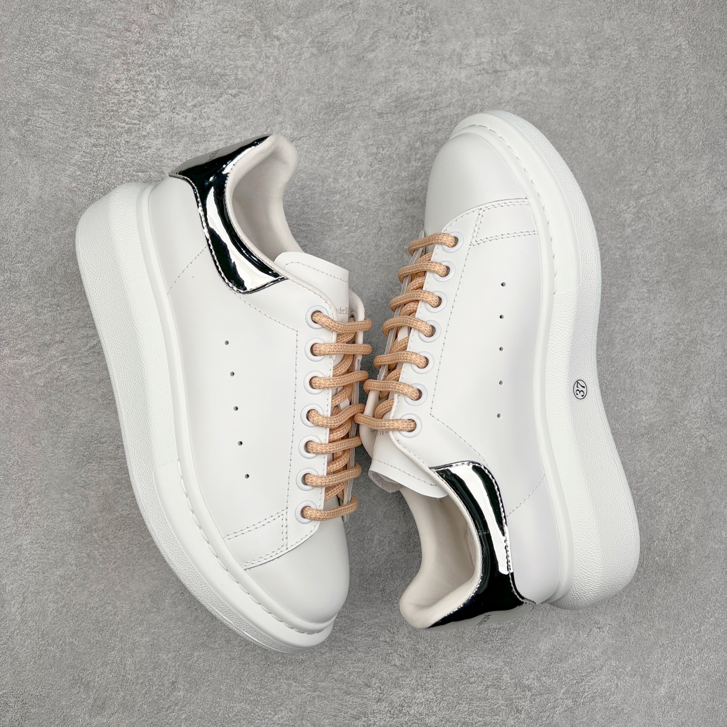 图片[3]-＃纯原 Alexander McQueen/亚历山大麦昆经典松糕鞋厚底增高小白鞋 增高效果7CM 最经典简约百搭的小白鞋没有之一 官方2023版最新细节 意大利进口原厂开边珠抗裂头层牛皮 表层面皮带凸起不规则小漆点 升级进口牛皮内里加PU鞋垫 区别市面旧版国产丝光绸鞋面加小羊皮内里 成本单价回弹度性耐磨性不在一个级别 E厂钢印烫金中底版细节 注意此代工厂出品没有带固特异钉子 最完美的增高百搭小白鞋 全套原版包装 配件齐全 官方一致 凹凸定制正品原盒包装 定制蓝色得物纸盒外包装加固 尺码：35 36 37 38 39 40 41 42 43 44 45-选品中心