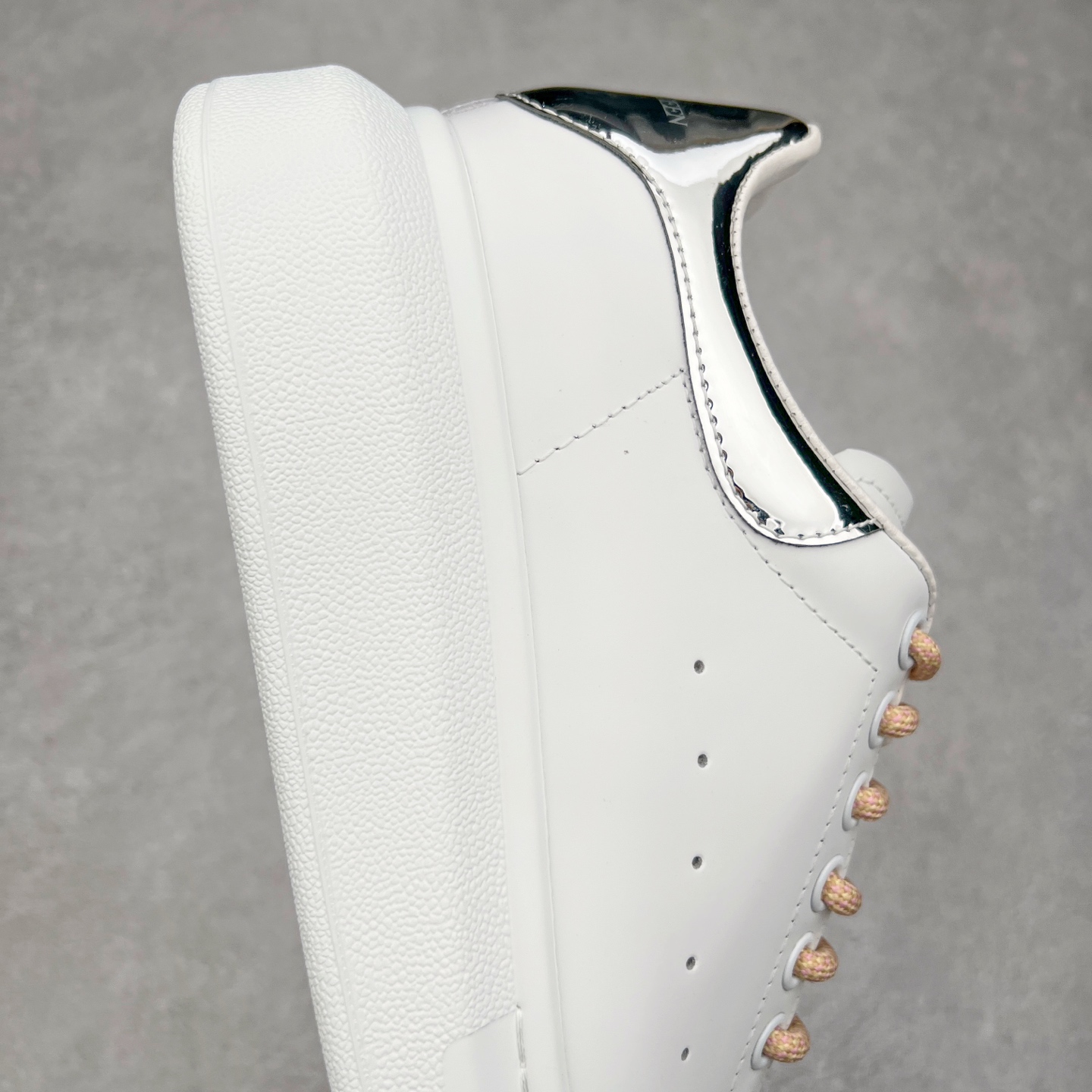 图片[6]-＃纯原 Alexander McQueen/亚历山大麦昆经典松糕鞋厚底增高小白鞋 增高效果7CM 最经典简约百搭的小白鞋没有之一 官方2023版最新细节 意大利进口原厂开边珠抗裂头层牛皮 表层面皮带凸起不规则小漆点 升级进口牛皮内里加PU鞋垫 区别市面旧版国产丝光绸鞋面加小羊皮内里 成本单价回弹度性耐磨性不在一个级别 E厂钢印烫金中底版细节 注意此代工厂出品没有带固特异钉子 最完美的增高百搭小白鞋 全套原版包装 配件齐全 官方一致 凹凸定制正品原盒包装 定制蓝色得物纸盒外包装加固 尺码：35 36 37 38 39 40 41 42 43 44 45-选品中心