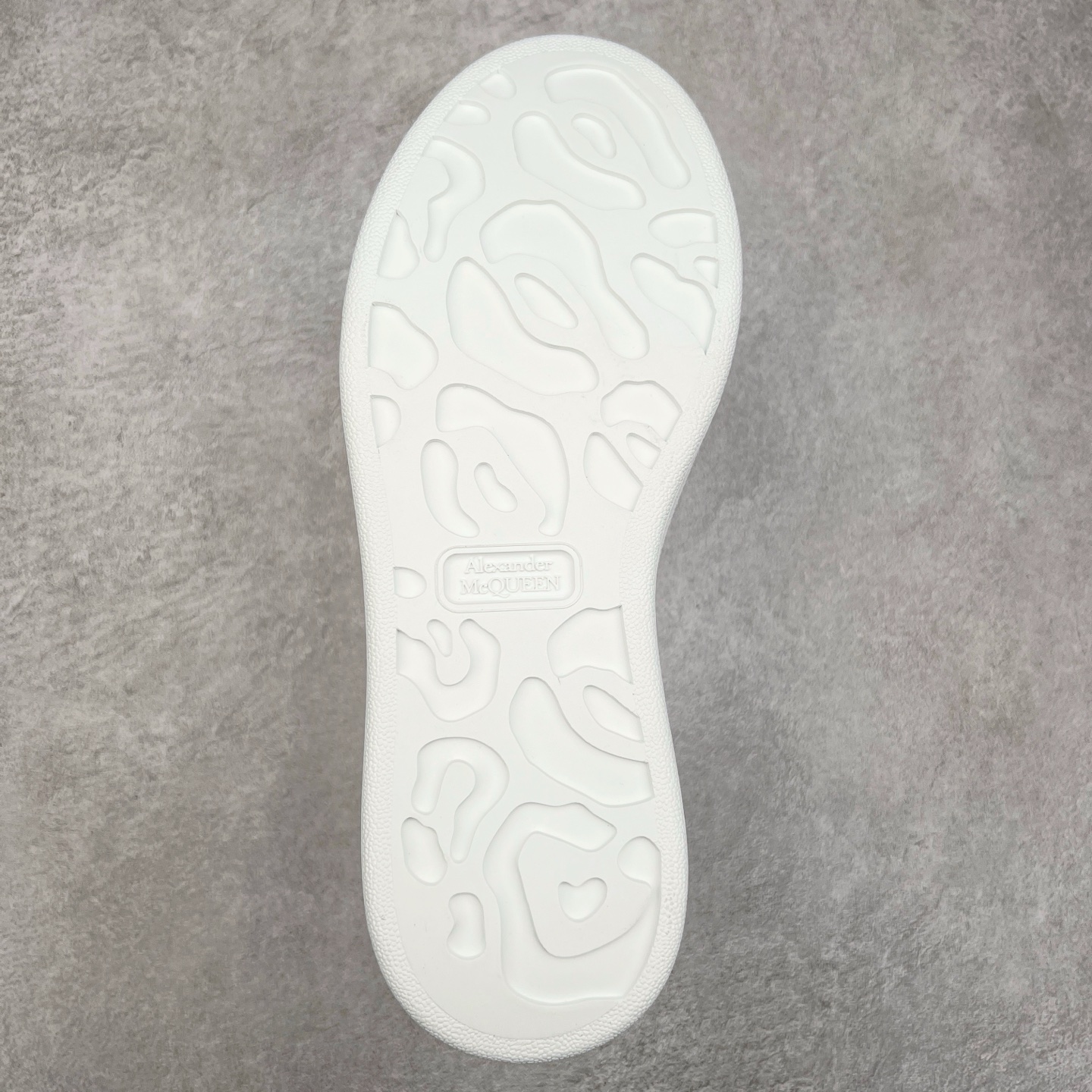 图片[9]-＃纯原 Alexander McQueen/亚历山大麦昆经典松糕鞋厚底增高小白鞋 增高效果7CM 最经典简约百搭的小白鞋没有之一 官方2023版最新细节 意大利进口原厂开边珠抗裂头层牛皮 表层面皮带凸起不规则小漆点 升级进口牛皮内里加PU鞋垫 区别市面旧版国产丝光绸鞋面加小羊皮内里 成本单价回弹度性耐磨性不在一个级别 E厂钢印烫金中底版细节 注意此代工厂出品没有带固特异钉子 最完美的增高百搭小白鞋 全套原版包装 配件齐全 官方一致 凹凸定制正品原盒包装 定制蓝色得物纸盒外包装加固 尺码：35 36 37 38 39 40 41 42 43 44 45-选品中心