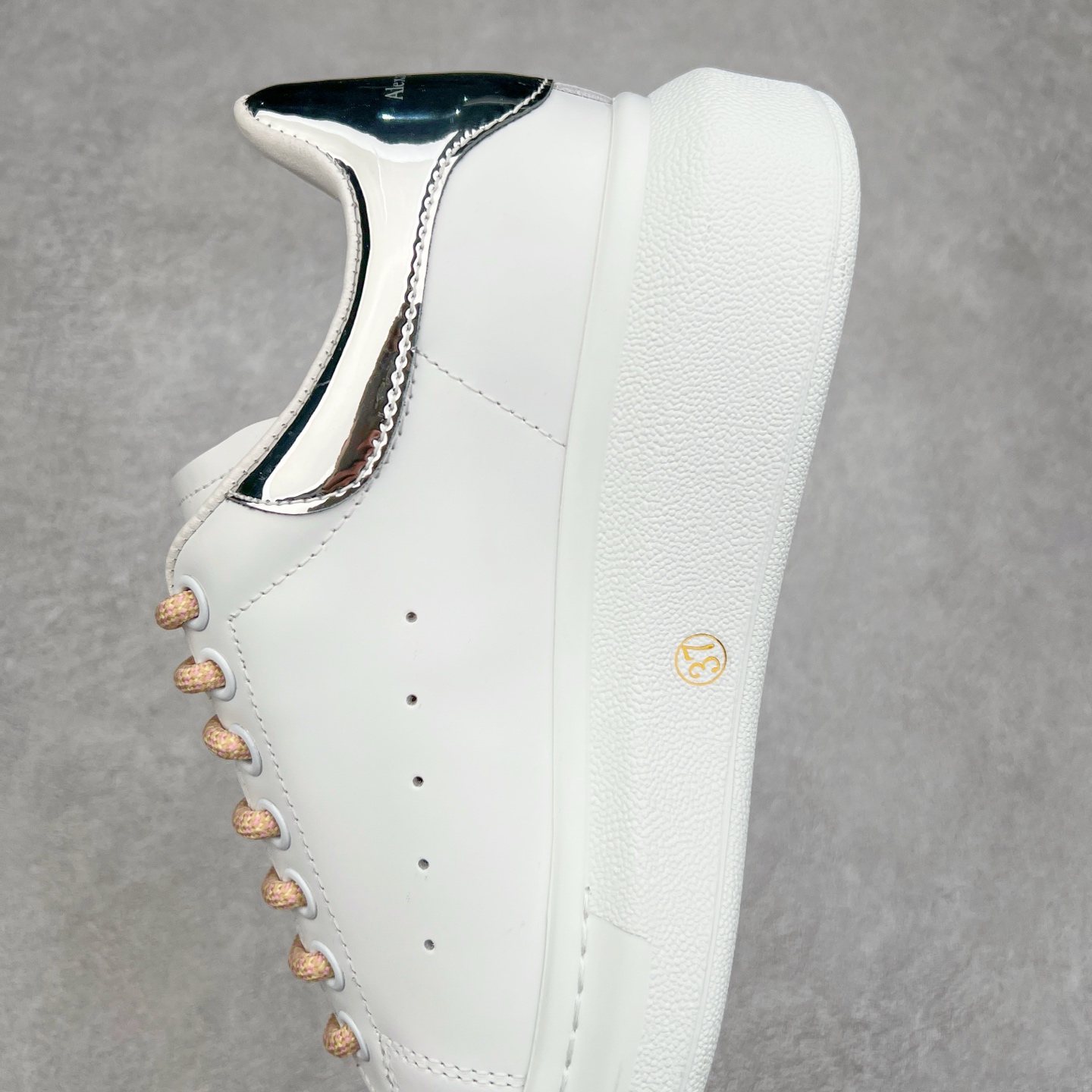 图片[7]-＃纯原 Alexander McQueen/亚历山大麦昆经典松糕鞋厚底增高小白鞋 增高效果7CM 最经典简约百搭的小白鞋没有之一 官方2023版最新细节 意大利进口原厂开边珠抗裂头层牛皮 表层面皮带凸起不规则小漆点 升级进口牛皮内里加PU鞋垫 区别市面旧版国产丝光绸鞋面加小羊皮内里 成本单价回弹度性耐磨性不在一个级别 E厂钢印烫金中底版细节 注意此代工厂出品没有带固特异钉子 最完美的增高百搭小白鞋 全套原版包装 配件齐全 官方一致 凹凸定制正品原盒包装 定制蓝色得物纸盒外包装加固 尺码：35 36 37 38 39 40 41 42 43 44 45-选品中心