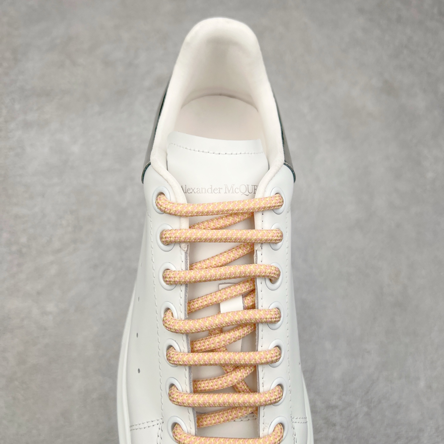 图片[5]-＃纯原 Alexander McQueen/亚历山大麦昆经典松糕鞋厚底增高小白鞋 增高效果7CM 最经典简约百搭的小白鞋没有之一 官方2023版最新细节 意大利进口原厂开边珠抗裂头层牛皮 表层面皮带凸起不规则小漆点 升级进口牛皮内里加PU鞋垫 区别市面旧版国产丝光绸鞋面加小羊皮内里 成本单价回弹度性耐磨性不在一个级别 E厂钢印烫金中底版细节 注意此代工厂出品没有带固特异钉子 最完美的增高百搭小白鞋 全套原版包装 配件齐全 官方一致 凹凸定制正品原盒包装 定制蓝色得物纸盒外包装加固 尺码：35 36 37 38 39 40 41 42 43 44 45-选品中心