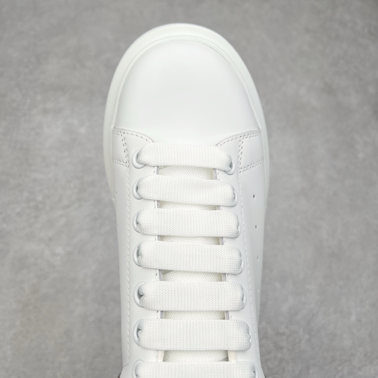 图片[4]-＃纯原 Alexander McQueen/亚历山大麦昆经典松糕鞋厚底增高小白鞋 增高效果7CM 最经典简约百搭的小白鞋没有之一 官方2023版最新细节 意大利进口原厂开边珠抗裂头层牛皮 表层面皮带凸起不规则小漆点 升级进口牛皮内里加PU鞋垫 区别市面旧版国产丝光绸鞋面加小羊皮内里 成本单价回弹度性耐磨性不在一个级别 E厂钢印烫金中底版细节 注意此代工厂出品没有带固特异钉子 最完美的增高百搭小白鞋 全套原版包装 配件齐全 官方一致 凹凸定制正品原盒包装 定制蓝色得物纸盒外包装加固 尺码：35 36 37 38 39 40 41 42 43 44 45-选品中心