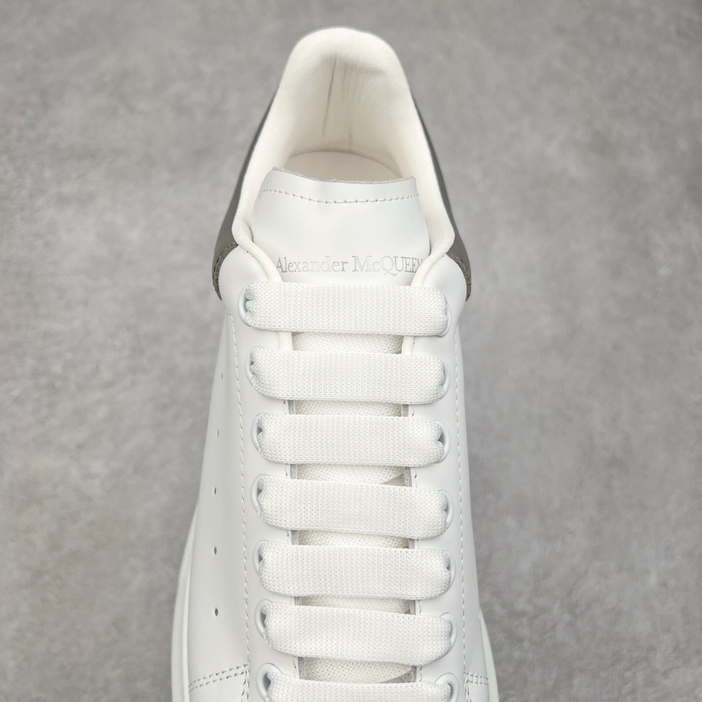 图片[5]-＃纯原 Alexander McQueen/亚历山大麦昆经典松糕鞋厚底增高小白鞋 增高效果7CM 最经典简约百搭的小白鞋没有之一 官方2023版最新细节 意大利进口原厂开边珠抗裂头层牛皮 表层面皮带凸起不规则小漆点 升级进口牛皮内里加PU鞋垫 区别市面旧版国产丝光绸鞋面加小羊皮内里 成本单价回弹度性耐磨性不在一个级别 E厂钢印烫金中底版细节 注意此代工厂出品没有带固特异钉子 最完美的增高百搭小白鞋 全套原版包装 配件齐全 官方一致 凹凸定制正品原盒包装 定制蓝色得物纸盒外包装加固 尺码：35 36 37 38 39 40 41 42 43 44 45-选品中心